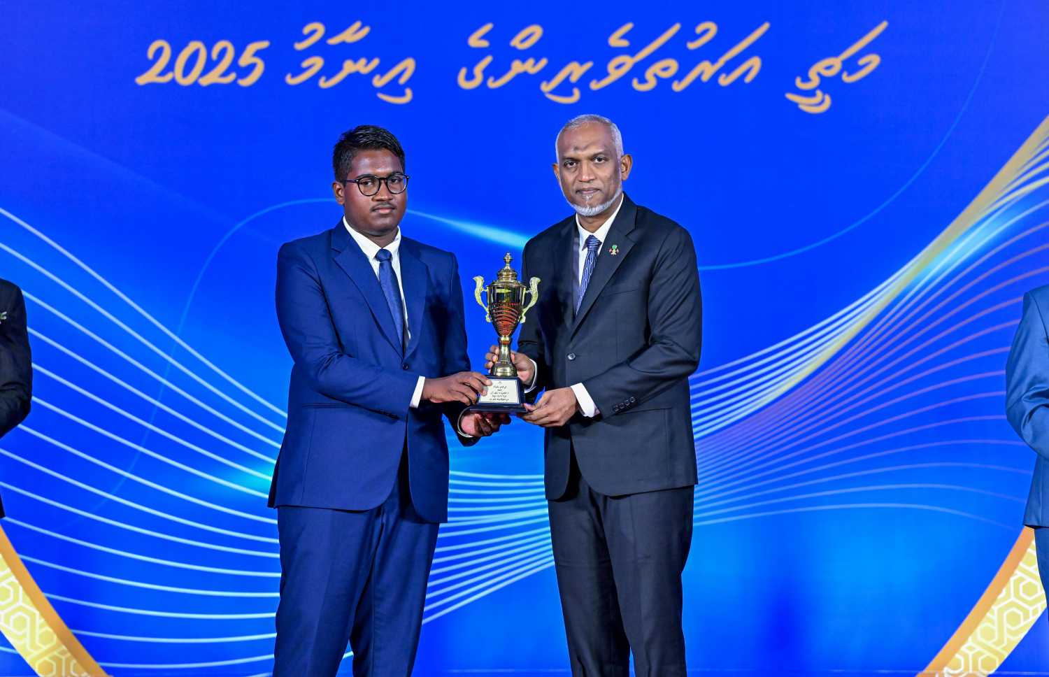 ރައީސްގެ ސްކޮލަޝިޕް ހޯދި ދަރިވަރަކަށް، ރައީސް މުއިއްޒު އިނާމު ހަވާލުކޮށްދެއްވަނީ --- ފޮޓޯ/ރައީސް އޮފީސް