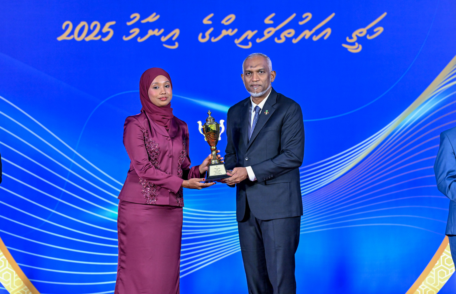 ރައީސްގެ ސްކޮލަޝިޕް ހޯދި ދަރިވަރަކަށް، ރައީސް މުއިއްޒު އިނާމު ހަވާލުކޮށްދެއްވަނީ --- ފޮޓޯ/ރައީސް އޮފީސް