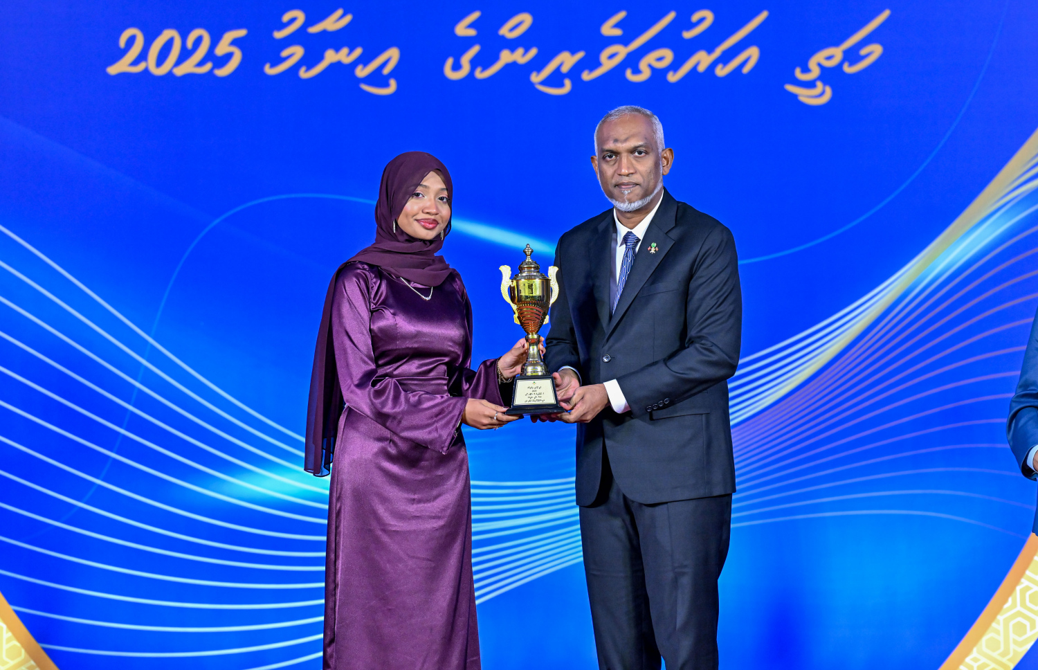ރައީސްގެ ސްކޮލަޝިޕް ހޯދި ދަރިވަރަކަށް، ރައީސް މުއިއްޒު އިނާމު ހަވާލުކޮށްދެއްވަނީ --- ފޮޓޯ/ރައީސް އޮފީސް