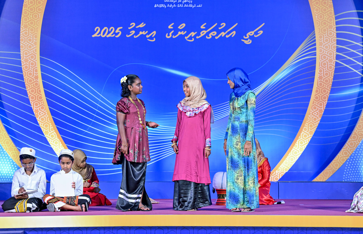 އޭލެވެލް އާއި އޯލެވެލް އިން އެންމެ މަތީ ނަތީޖާ ހޯދި ދަރިވަރުންނަށް އިނާމު ދިނުމަށް ރޭ ބޭއްވި ހަފުލާގައި މުނިފޫހިފިލުވުމުގެ އައިޓަމެއް ހުށަހަޅައިދެނީ --- ފޮޓޯ/ރައީސް އޮފީސް