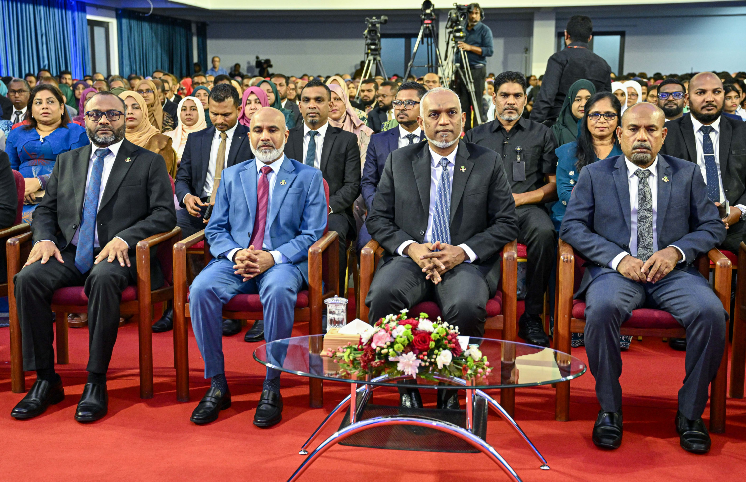 އޭލެވެލް އާއި އޯލެވެލް އިން އެންމެ މަތީ ނަތީޖާ ހޯދި ދަރިވަރުންނަށް އިނާމު ދިނުމަށް ރޭ ބޭއްވި ހަފުލާގައިރައީސް މުއިއްޒު އާއި އެޑިއުކޭޝަން މިނިސްޓަރު ޑރ. އިސްމާއީލް ޝަފީއު ބައިވެރިވެވަޑައިގަންނަވަނީ.-- ފޮޓޯ:ރައީސް އޮފީސް