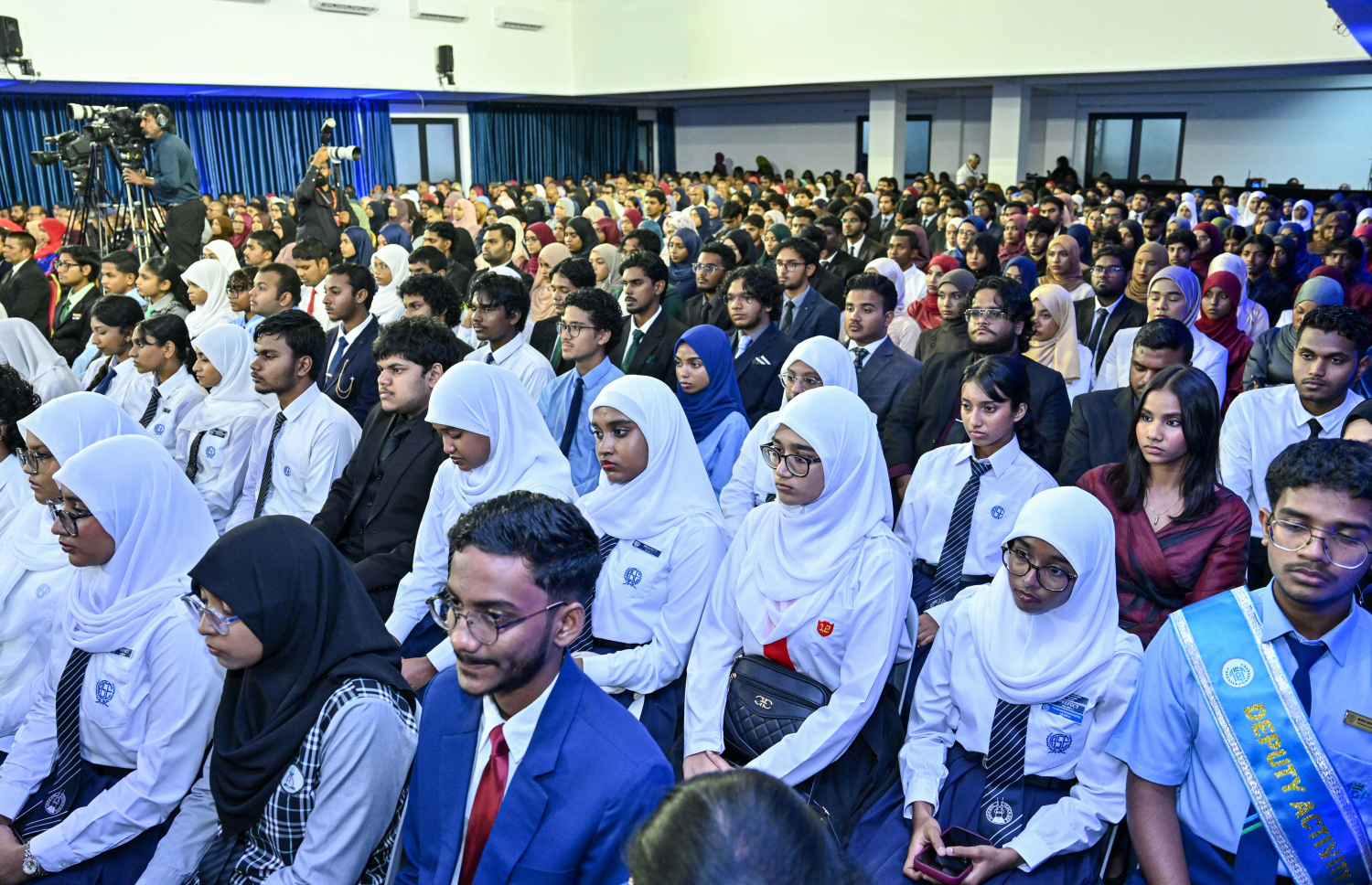 އޭލެވެލް އާއި އޯލެވެލް އިން އެންމެ މަތީ ނަތީޖާ ހޯދި ދަރިވަރުންނަށް އިނާމު ދިނުމަށް ރޭ ބޭއްވި ހަފުލާގެ ބައެއް ބައިވެރިން. -- ފޮޓޯ:ރައީސް އޮފީސް