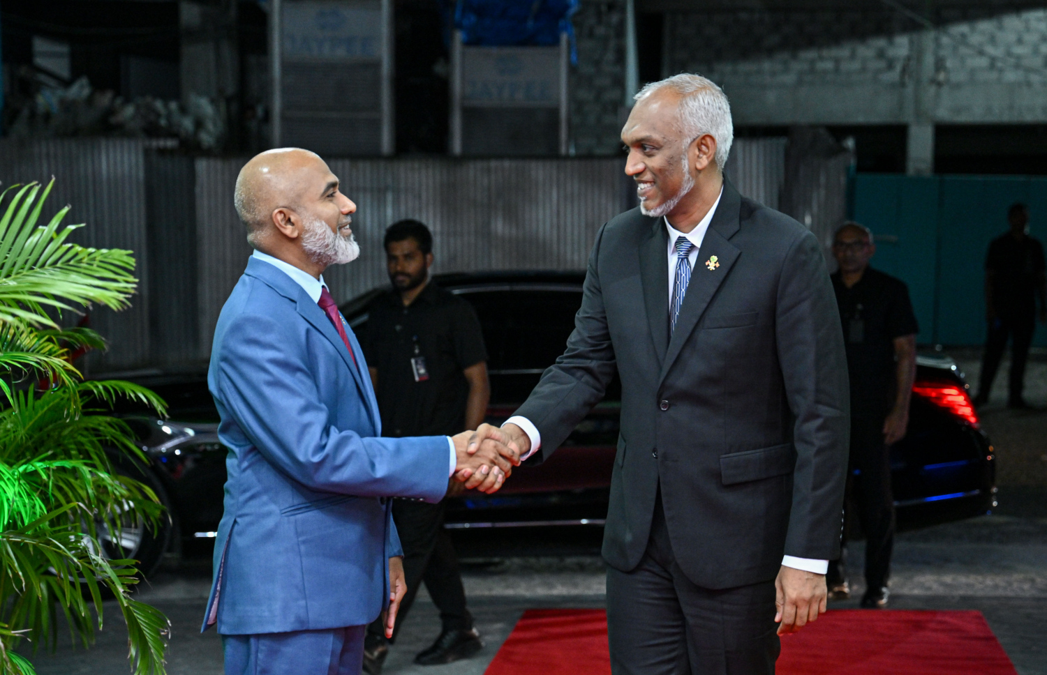 އޭލެވެލް އާއި އޯލެވެލް އިން އެންމެ މަތީ ނަތީޖާ ހޯދި ދަރިވަރުންނަށް އިނާމު ދިނުމަށް ރޭ ބޭއްވި ހަފުލާއަށް ރައީސް މުއިއްޒު ވަޑައިގަތުމުން އެޑިއުކޭޝަން މިނިސްޓަރު އިސްމާއީލް ޝަފީއު ރައީސަށް މަރުހަބާ ދަންނަވަނީ --- ފޮޓޯ/ރައީސް އޮފީސް