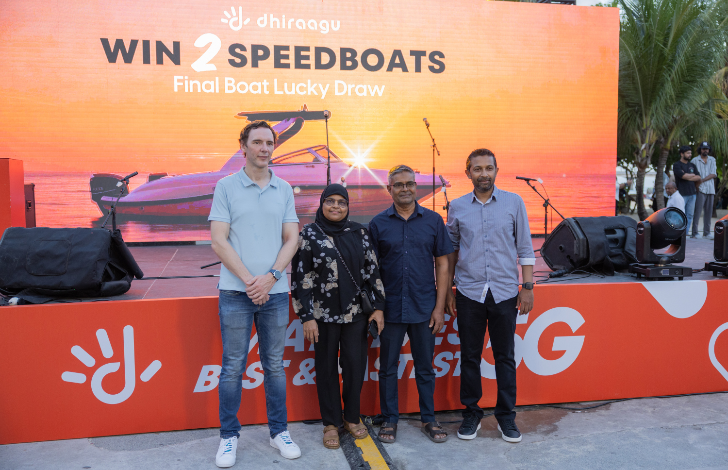 ދިރާގުން ދޭ ދެވަނަ ސްޕީޑްބޯޓުގެ ނަސީބުވެރިޔާ މުހައްމަދު ޔޫސުފާއި އޭނާގެ އަންހެނުން އެ ކުންފުނީގެ ބައެއް އިސްވެރިންނާ އެކު ފޮޓޯއެއް ނަގަނީ.-- ފޮޓޯ: ދިރާގު