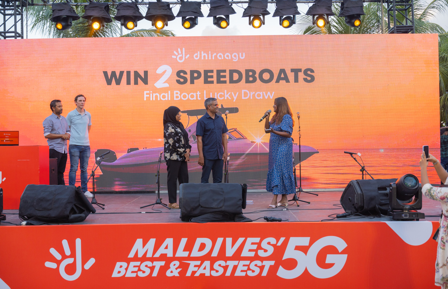 ދިރާގުން ދޭ ދެވަނަ ސްޕީޑްބޯޓުގެ ނަސީބުވެރިޔާ މުހައްމަދު ޔޫސުފް އިނާމާ ހަވާލުވަނީ.-- ފޮޓޯ: ދިރާގު