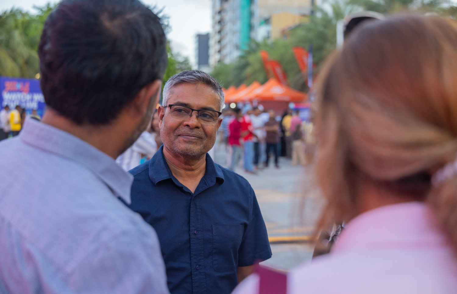 ދިރާގުން ދޭ ދެވަނަ ސްޕީޑްބޯޓުގެ ނަސީބުވެރިޔާ މުހައްމަދު ޔޫސުފް، އެ ކުންފުނީގެ އިސްވެރިންނާ ބައްދަލުކުރަނީ.-- ފޮޓޯ: ދިރާގު