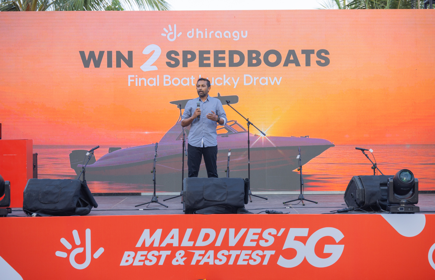 ދިރާގުން ބޭއްވި "އެންރޯލް އެންޑް ވިން 2 ސްޕީޑްބޯޓް" ޕްރޮމޯޝަނުގެ ދެވަނަ ސްޕީޑްބޯޓުގެ ނަސީބުވެރިޔާ ހޮވުމަށް އާޓިފިޝަލް ބީޗުގައި ބޭއްވި ހާއްސަ އިވެންޓުގައި ދިރާގުގެ ބްރޭންޑް އެންޑް މާކެޓިކް ކޮމިއުނިކޭޝަންގެ ޑިރެކްޓަރު މިރްޝާން ހައްސާން ވާހަކަދައްކަވަނީ.-- ފޮޓޯ: ދިރާގު