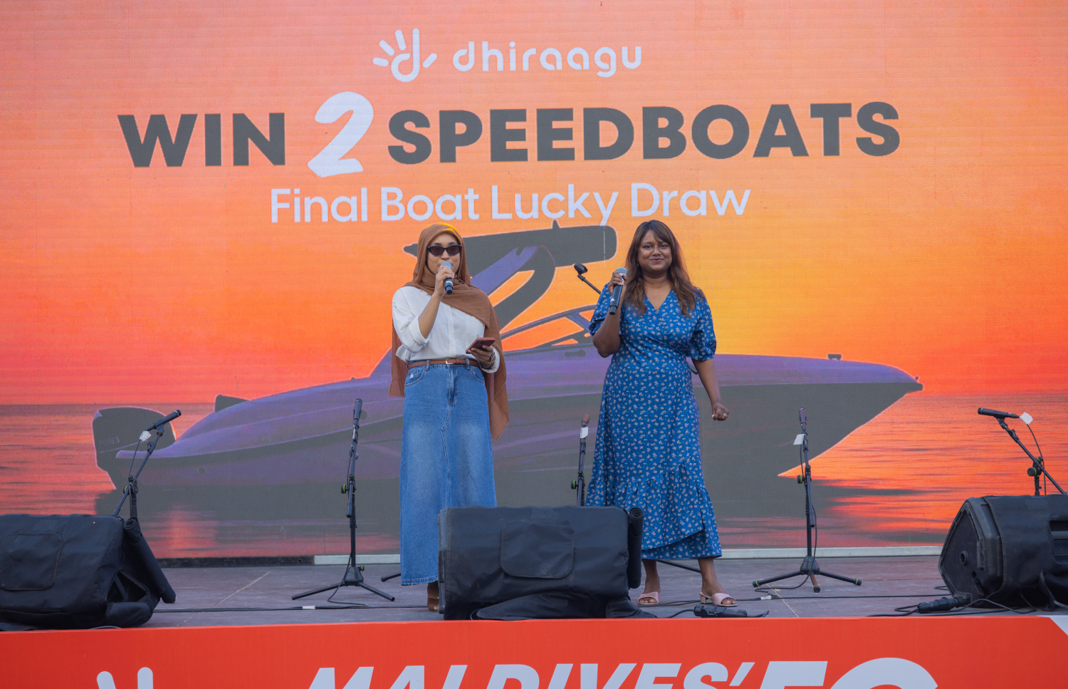 ދިރާގުން ބޭއްވި "އެންރޯލް އެންޑް ވިން 2 ސްޕީޑްބޯޓް" ޕްރޮމޯޝަނުގެ ދެވަނަ ސްޕީޑްބޯޓުގެ ނަސީބުވެރިޔާ ހޮވުމަށް އާޓިފިޝަލް ބީޗުގައި ބޭއްވި ހާއްސަ އިވެންޓު.-- ފޮޓޯ: ދިރާގު