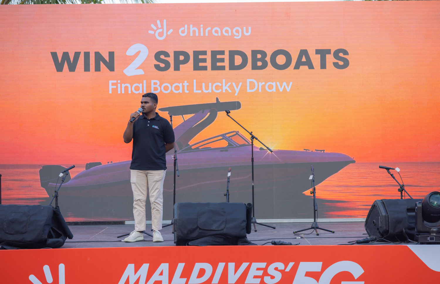 ދިރާގުން ބޭއްވި "އެންރޯލް އެންޑް ވިން 2 ސްޕީޑްބޯޓް" ޕްރޮމޯޝަނުގެ ދެވަނަ ސްޕީޑްބޯޓުގެ ނަސީބުވެރިޔާ ހޮވުމަށް އާޓިފިޝަލް ބީޗުގައި ބޭއްވި ހާއްސަ އިވެންޓު.-- ފޮޓޯ: ދިރާގު