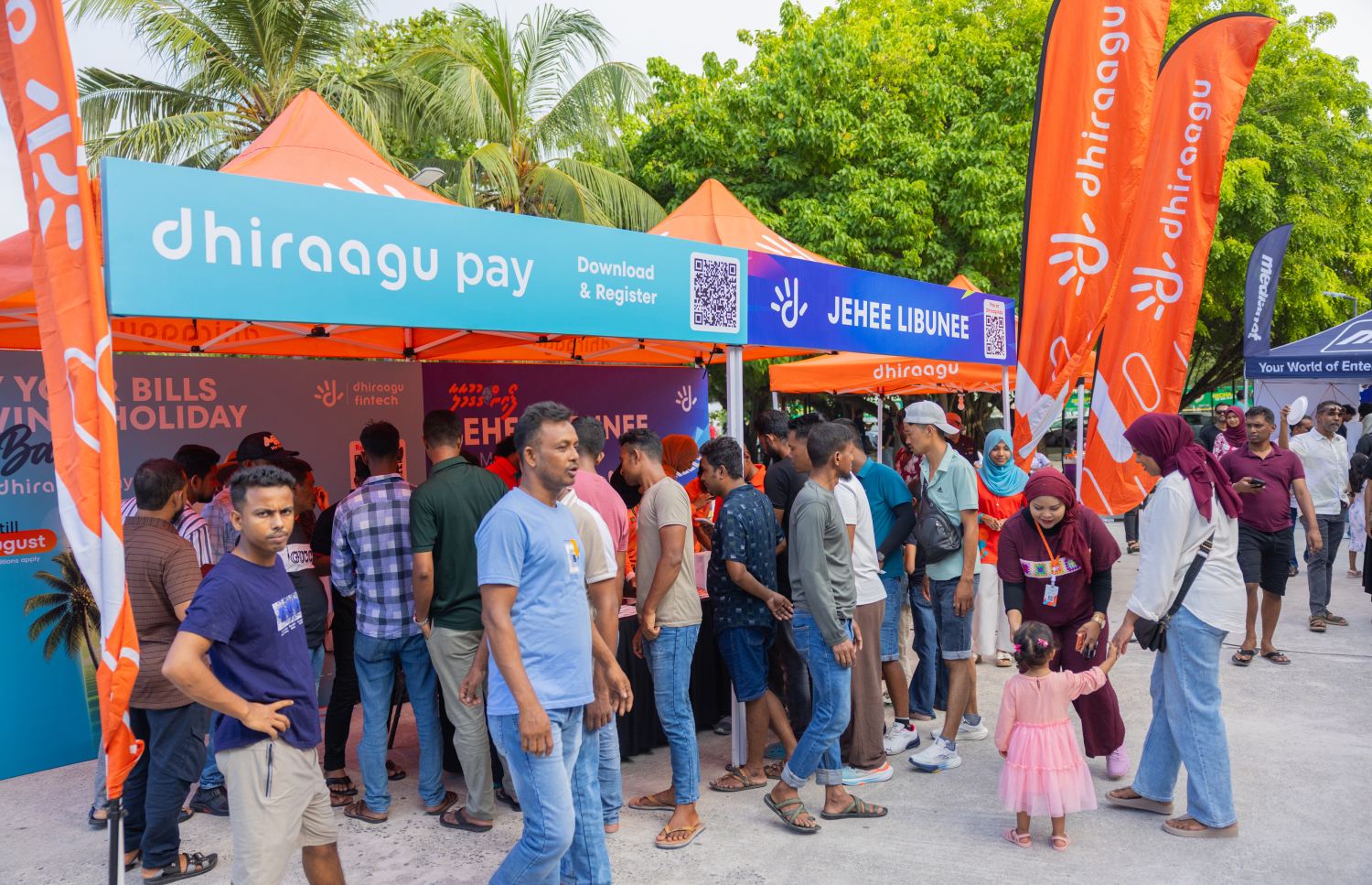 ދިރާގުން ބޭއްވި "އެންރޯލް އެންޑް ވިން 2 ސްޕީޑްބޯޓް" ޕްރޮމޯޝަނުގެ ދެވަނަ ސްޕީޑްބޯޓުގެ ނަސީބުވެރިޔާ ހޮވުމަށް އާޓިފިޝަލް ބީޗުގައި ބޭއްވި ހާއްސަ އިވެންޓު.-- ފޮޓޯ: ދިރާގު