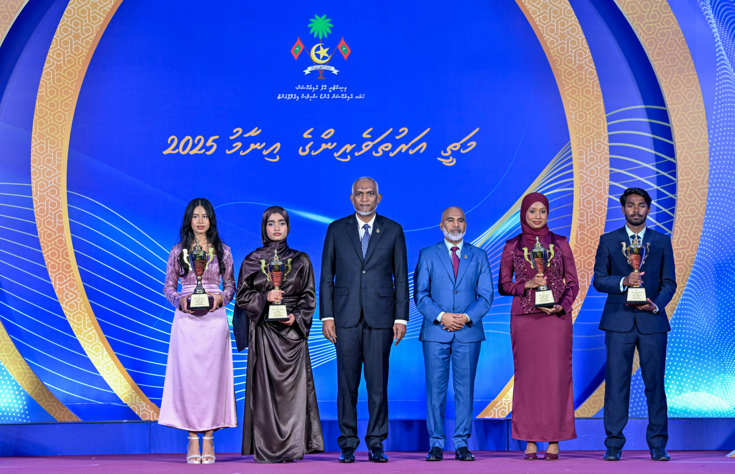 ވަކި މާއްދާތަކުން ދުނިޔެއިން އެއްވަނަ ހޯދި ހަތަރު ދަރިވަރުން ރައީސް ޑރ. މުހައްމަދު މުއިއްޒާއި އެޑިއުކޭޝަން މިނިސްޓަރު ޑރ. އިސްމާއިލް ޝަފީއުއާ އެކު. -- ފޮޓޯ: ރައީސް އޮފީސް