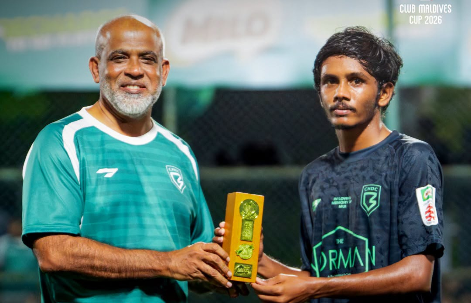 އަލްސަން، މެޗުގެ މޮޅު ކުޅުންތެރިޔާގެ އެވޯޑާ ހަވާލުވަނީ.-- ފޮޓޯ: ކްލަބް މޯލްޑިވްސް