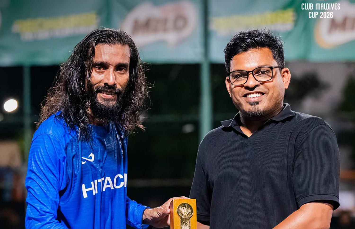 އޮންލީ، މެޗުގެ މޮޅު ކުޅުންތެރިޔާގެ އެވޯޑާ ހަވާލުވަނީ.-- ފޮޓޯ: ކްލަބް މޯލްޑިވްސް
