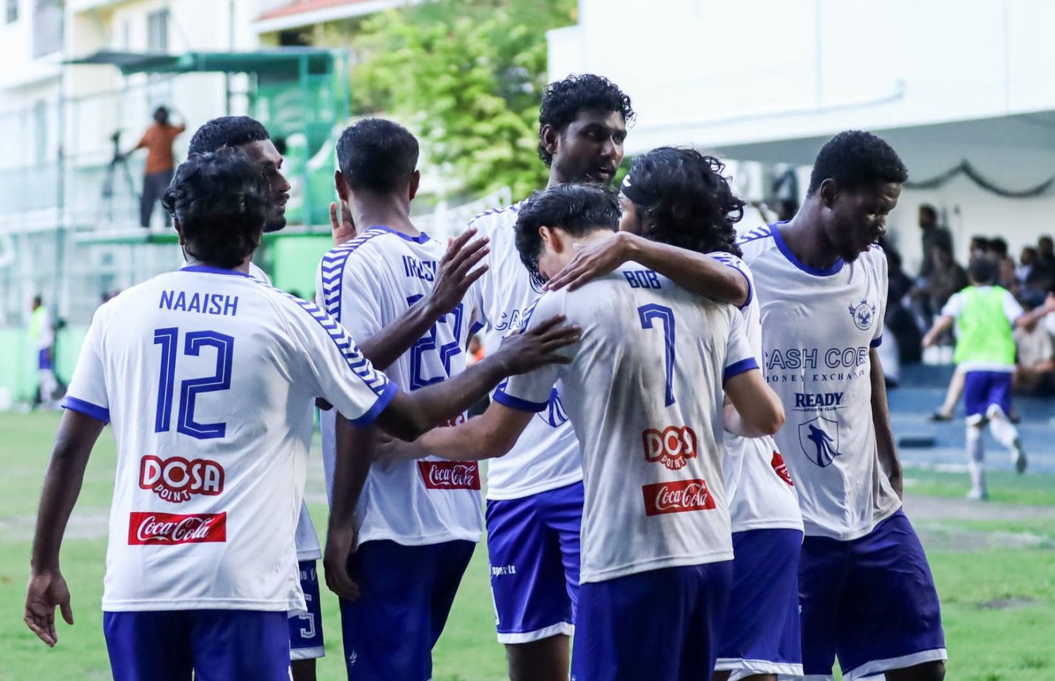 ބްލޫ ސްޕޯޓްސް ކްލަބް މެޗެއްގައި ގޯލު ޖެހުމަށް ފަހު.-- ފޮޓޯ: ބްލޫ ސްޕޯޓްސް