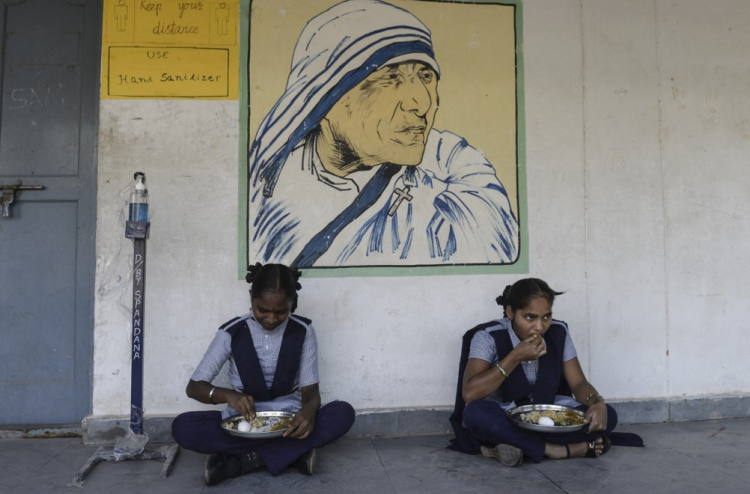 India ge state eggai school koththun bis unikurumun siyaasee bodu massala akaha