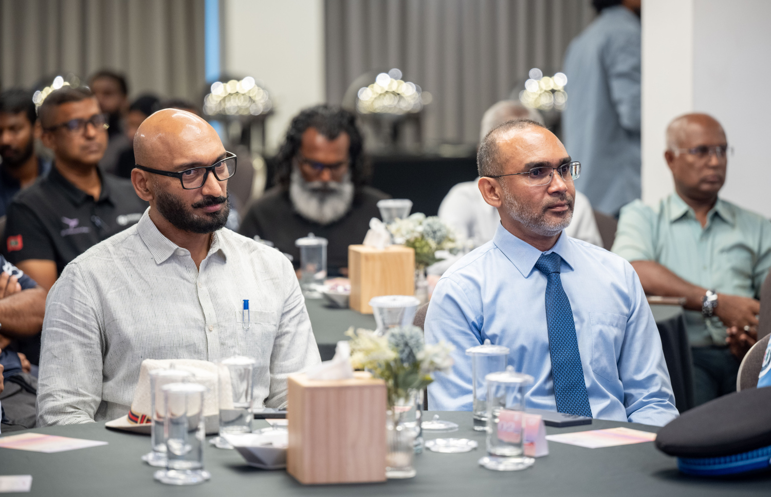 މޯލްޑިވްސް އިންސްޓިޓިއުޓް އޮފް ޓެކްނޮލޮޖީ (އެމްއައިޓީ)އާ ގުޅިގެން އެލިއާ އިން 12 ވަނަ ބޯޓް އޮޕަރޭޓަރުންގެ ތަމްރީނު ޕްރޮގުރާމް ފަށުމަށް މިއަދު ބޭއްވި ރަސްމިއްޔާތުގައި އެލިއާގެ ޖެނެރަލް މެނޭޖަރު އަހުމަދު ސައީދު އާއި ގަލްފް ކްރާފްޓުގެ މެނޭޖިން ޑިރެކްޓަރު ކެޕްޓަން ސީއާރް ރެޖީތް ބައިވެރިވަނީ .-- ފޮޓޯ: ނިޝާން އަލީ | މިހާރު