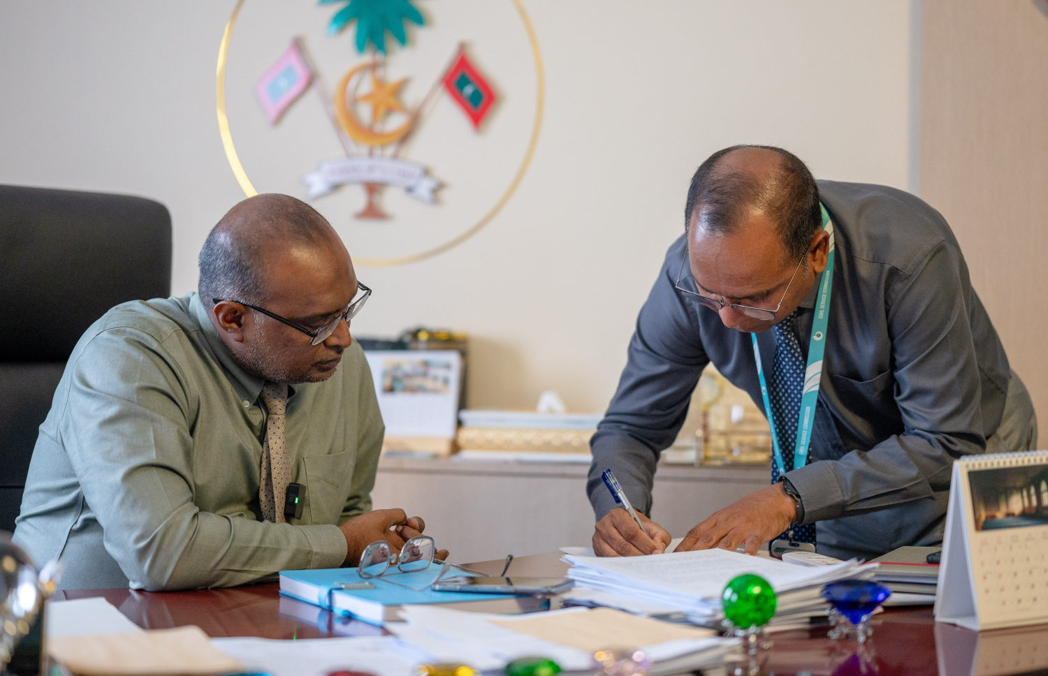 ސީއެސްސީގެ ރައީސް މުޖުތާޒު (އިށީނދެވަޑައިގެން) އެ ކޮމިޝަންގެ އެހެން އިސްވެރިއަކާ އެކު މައުލޫމާތުތަކެއް މިދިޔަ ހަފުތާގައި އެއްކުރަނީ.---ފޮޓޯ: ފަޔާޒު މޫސާ| މިހާރު