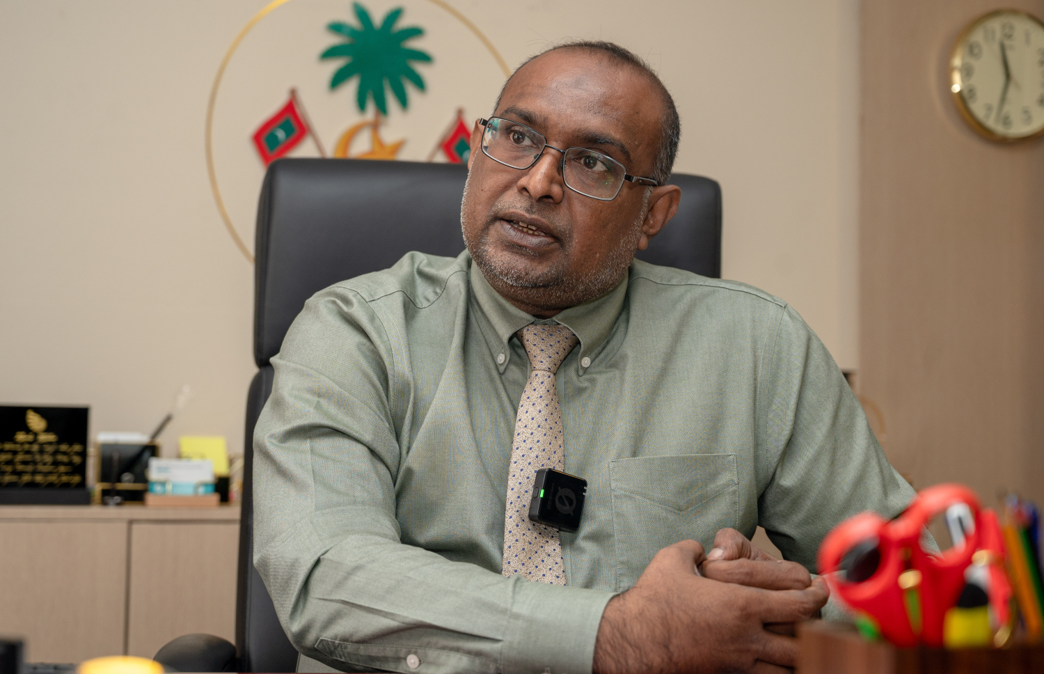 ސިވިލް ސާވިސް ކޮމިޝަނުގެ ރައީސް މުހައްމަދު މުޖުތާޒް "މިހާރު" އަށް އިންޓަވިއު ދެއްވަނީ--- ފޮޓޯ: ފަޔާޒު މޫސާ | މިހާރު
