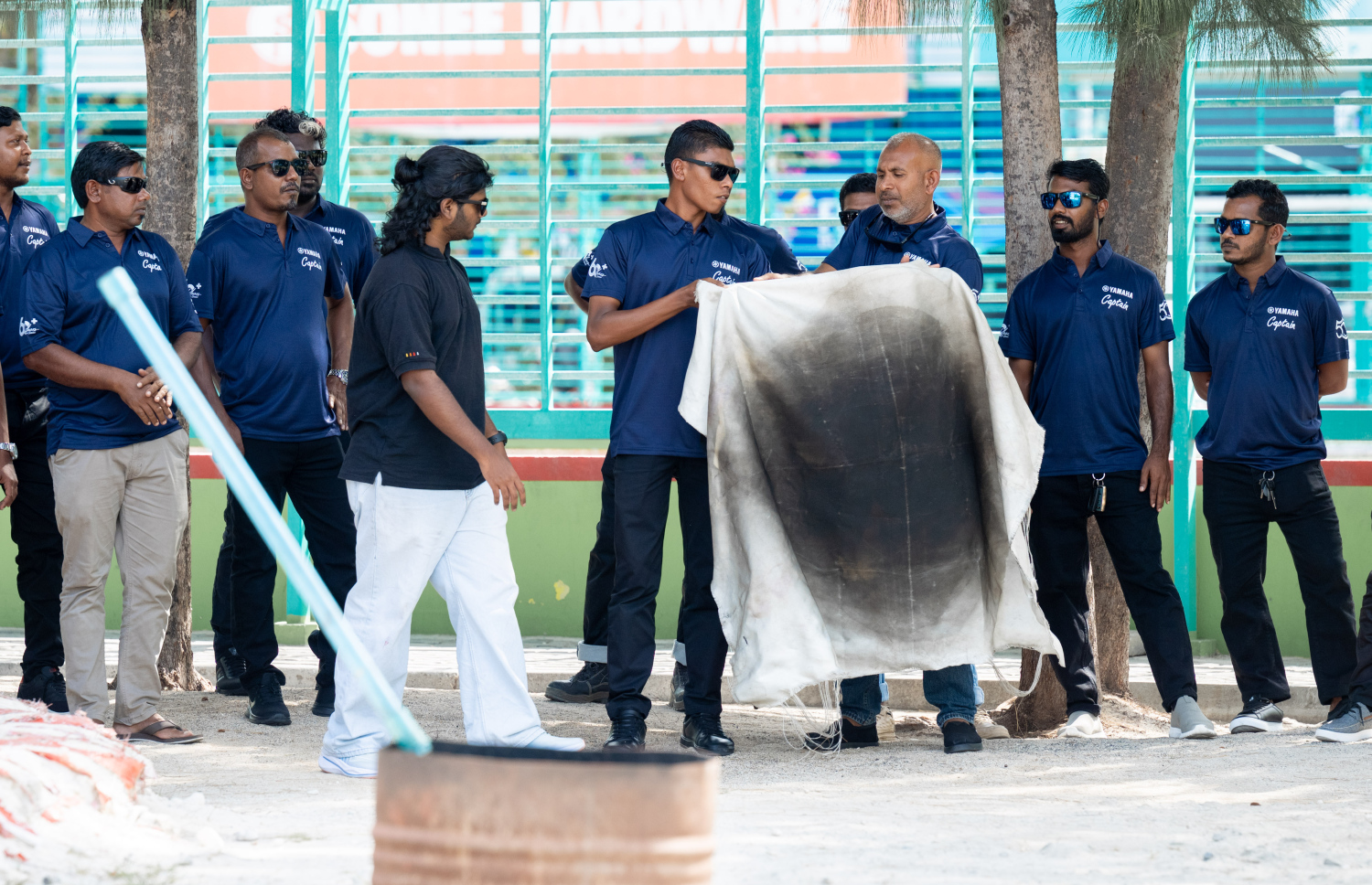 އެލިއާ އާއި އެމްއައިޓީއިން ގުޅިގެން ކުރިއަށް ގެންދާ ބޯޓް އޮޕަރޭޓާސް ޓްރެއިނިން ޕްރޮގުރާމުގެ ބައިވެރިނަށް އަލިފާނުގެ ހާދިސާތަކުން ރައްކާތެރިވާނެ ގޮތާއި އެފަދަ ހާދިސާއެއްގައި އަމަލުކުރަންވީ ގޮތުގެ ތަމްރީން ދެނީ.-- ފޮޓޯ: ނިޝާން އަލީ | މިހާރު