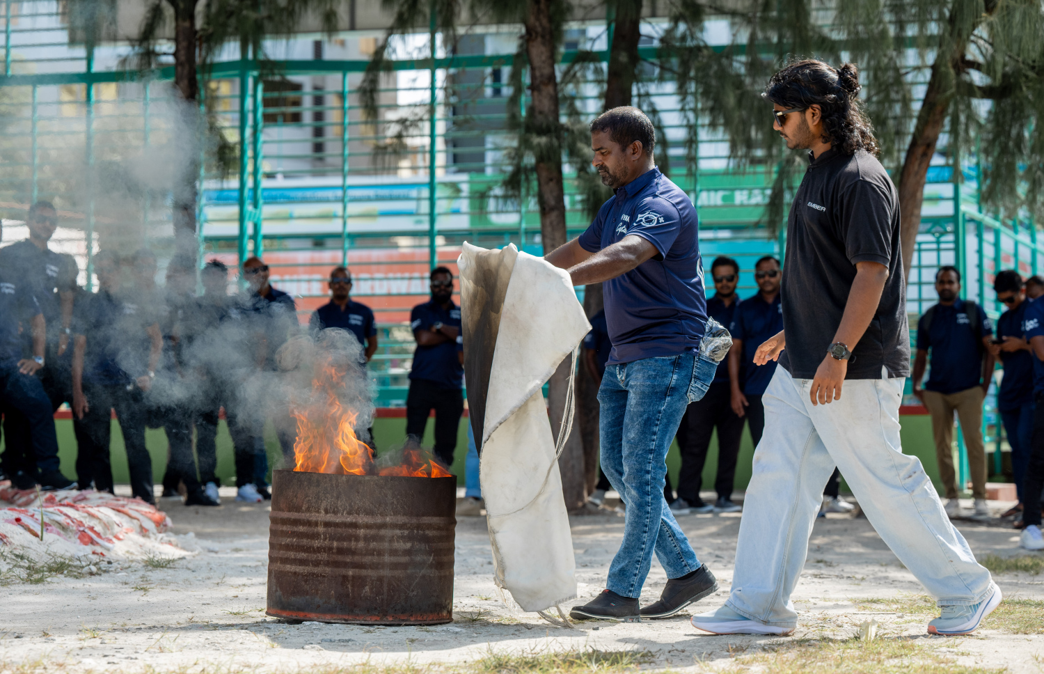 އެލިއާ އާއި އެމްއައިޓީއިން ގުޅިގެން ކުރިއަށް ގެންދާ ބޯޓް އޮޕަރޭޓާސް ޓްރެއިނިން ޕްރޮގުރާމުގެ ބައިވެރިނަށް އަލިފާނުގެ ހާދިސާތަކުން ރައްކާތެރިވާނެ ގޮތާއި އެފަދަ ހާދިސާއެއްގައި އަމަލުކުރަންވީ ގޮތުގެ ތަމްރީން ދެނީ.-- ފޮޓޯ: ނިޝާން އަލީ | މިހާރު
