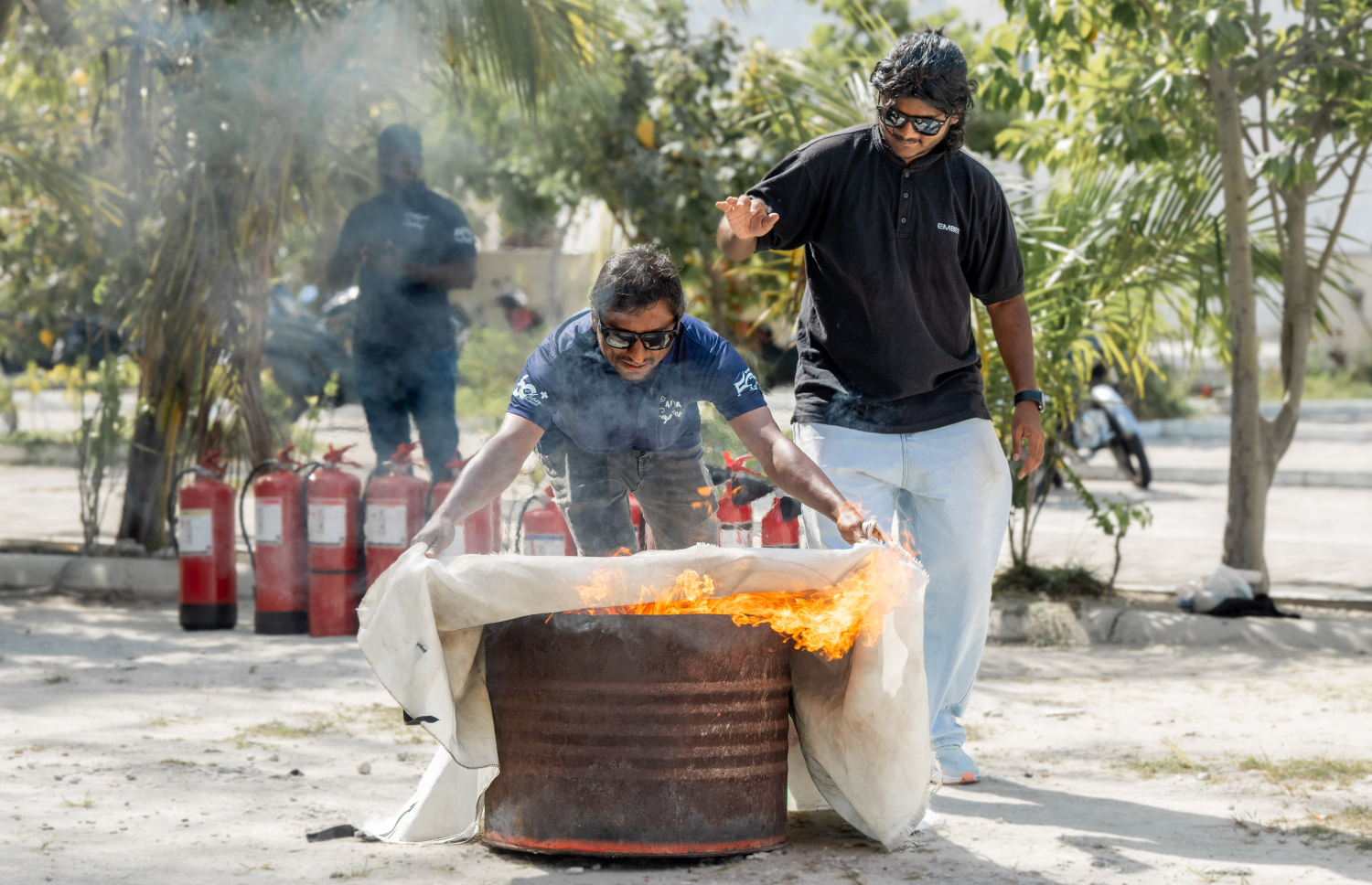 އެލިއާ އާއި އެމްއައިޓީއިން ގުޅިގެން ކުރިއަށް ގެންދާ ބޯޓް އޮޕަރޭޓާސް ޓްރެއިނިން ޕްރޮގުރާމުގެ ބައިވެރިނަށް އަލިފާނުގެ ހާދިސާތަކުން ރައްކާތެރިވާނެ ގޮތާއި އެފަދަ ހާދިސާއެއްގައި އަމަލުކުރަންވީ ގޮތުގެ ތަމްރީން ދެނީ.-- ފޮޓޯ: ނިޝާން އަލީ | މިހާރު