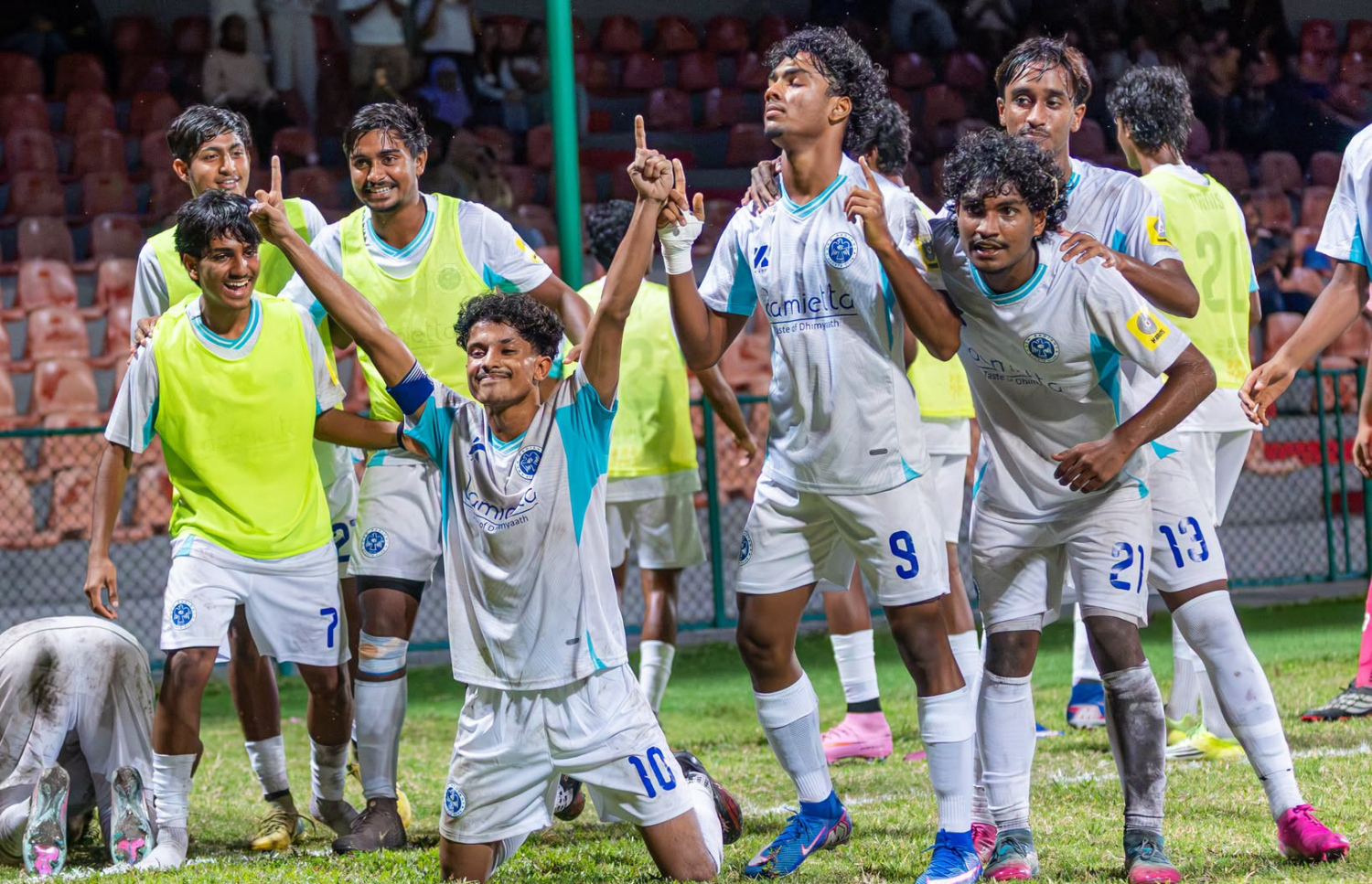 ނިއު އާއި މާޒިޔާ ލީގު ބުރުގައި ބައްދަލުކުރި މެޗުގައި ނިއުގެ ގޯލަކަށް ފަހު ކުޅުންތެރިން އުފާފާޅުކުރަނީ.-- ފޮޓޯ: އެފްއޭއެމް