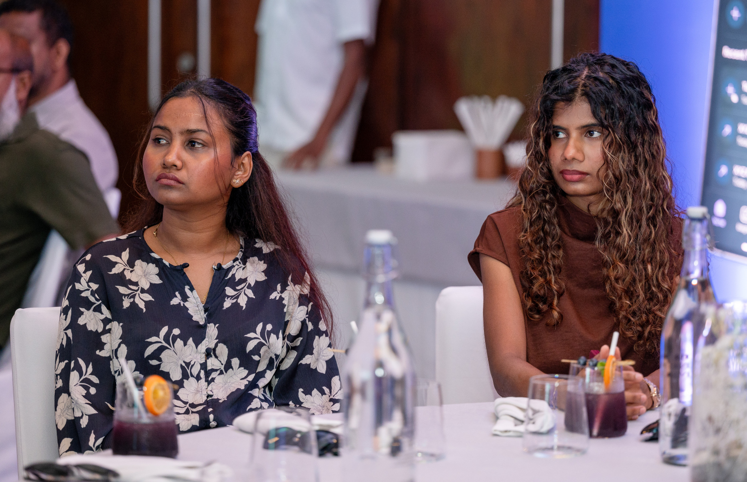 ބީއެމްއެލް އާއި އެސްއެމްއީ ޑިޖިޓަލް ގުޅިގެން ފައިނޭންސިން ލިބޭ ޔޫތު އޮންޓްރަޕްރިނަޝިޕް ފައިނޭންސިން ތައާރަފްކުރަން ބޭއްވި ރަސްމިއްޔާތުގައި ބައެއް ޒުވާނުން ބައިވެރިވަނީ --- މިހާރު ފޮޓޯ/ފަޔާޒު މޫސާ