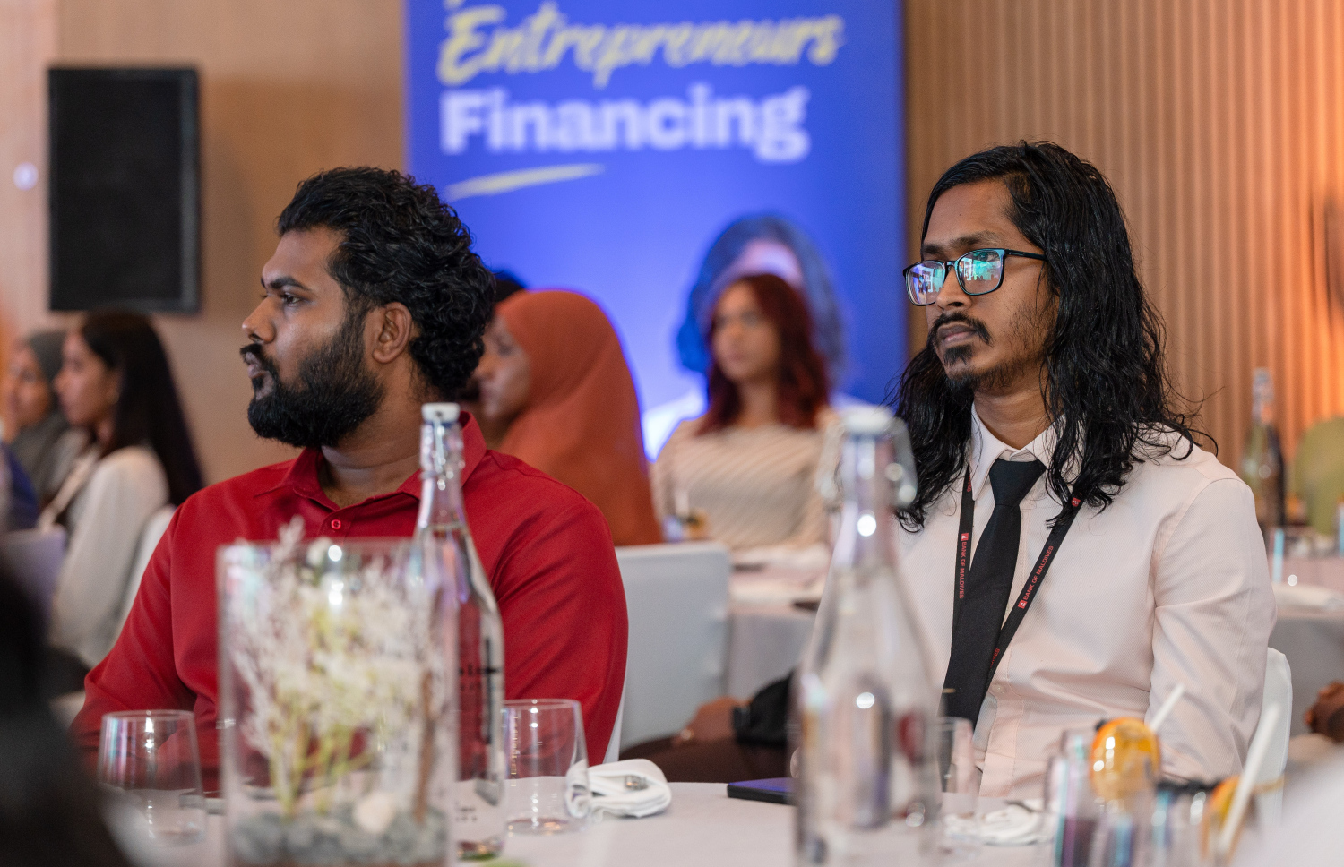 ބީއެމްއެލް އާއި އެސްއެމްއީ ޑިޖިޓަލް ގުޅިގެން ފައިނޭންސިން ލިބޭ ޔޫތު އޮންޓްރަޕްރިނަޝިޕް ފައިނޭންސިން ތައާރަފްކުރަން ބޭއްވި ރަސްމިއްޔާތުގައި ބައެއް ޒުވާނުން ބައިވެރިވަނީ --- މިހާރު ފޮޓޯ/ފަޔާޒު މޫސާ