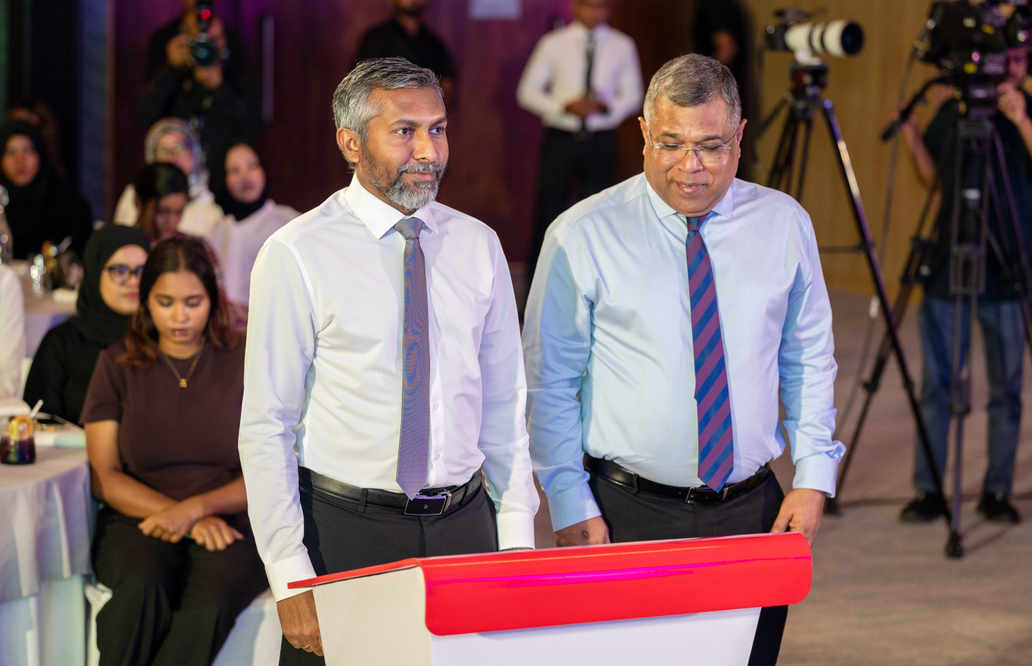 ބީޢެމްއެލްގެ ޗެއާޕާސަން އަލީ ހަބީބް އާއި ސީއީއޯ މުހައްމަދު ޝަރީފް ސުވައިޕްގެ އާ ފީޗާތައް ލޯންޗްކޮށް ދެއްވަނީ --- މިހާރު ފޮޓޯ/ފަޔާޒް މޫސާ