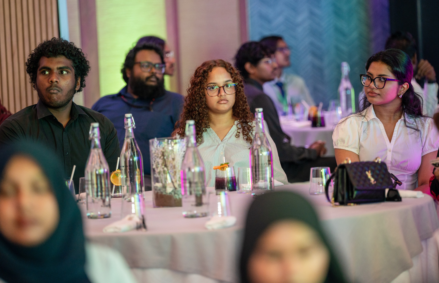 ބީއެމްއެލް އާއި އެސްއެމްއީ ޑިޖިޓަލް ގުޅިގެން ފައިނޭންސިން ލިބޭ ޔޫތު އޮންޓްރަޕްރިނަޝިޕް ފައިނޭންސިން ތައާރަފްކުރަން ބޭއްވި ރަސްމިއްޔާތުގައި ބައެއް ޒުވާނުން ބައިވެރިވަނީ --- މިހާރު ފޮޓޯ/ފަޔާޒު މޫސާ