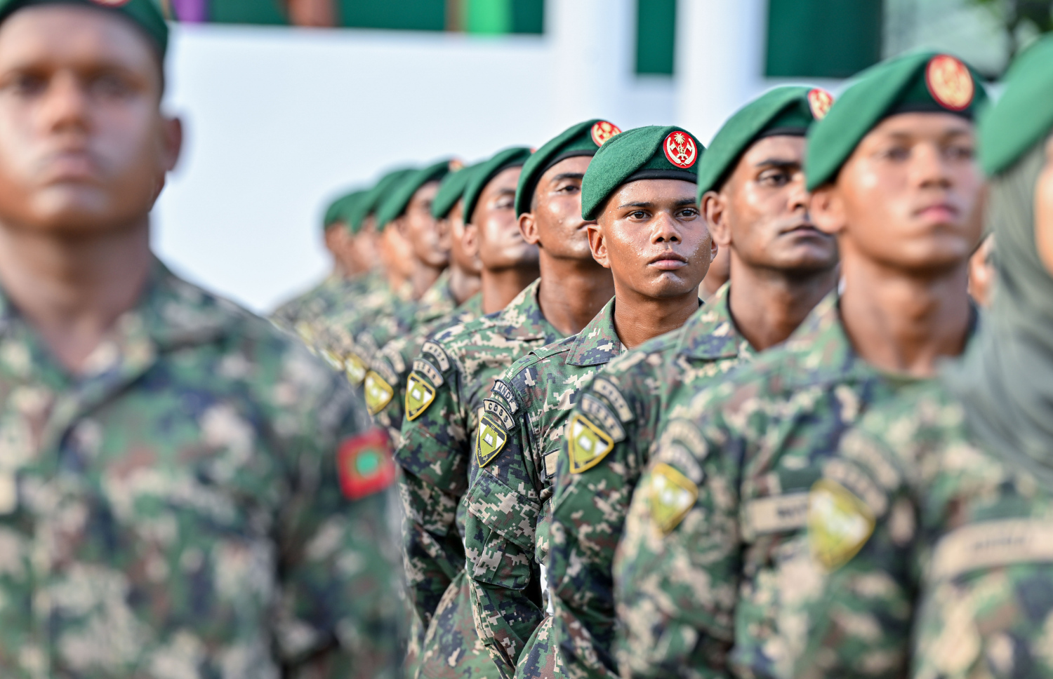 މިއަދު ހަވީރު ގިރިފުށީގައި ބޭއްވި ސިފައިންގެ ހުވާ ކުރުމުގެ ރަސްމިއްޔާތުގައި އަލަށް ހިދުމަތާ ގުޅުނު ސިފައިން -- ފޮޓޯ: ރައީސް އޮފީސް