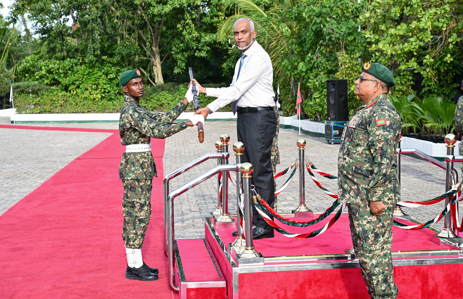 މިއަދު ހަވީރު ގިރިފުށީގައި ބޭއްވި ސިފައިންގެ ހުވާ ކުރުމުގެ ރަސްމިއްޔާތުގައި އަލަށް ހިދުމަތާ ގުޅުނު ސިފައިންނަށް ރައީސް ޑރ. މުހައްމަދު މުއިއްޒު ބަޑި ހަވާލުކޮށްދެއްވަނީ-- ފޮޓޯ: ރައީސް އޮފީސް