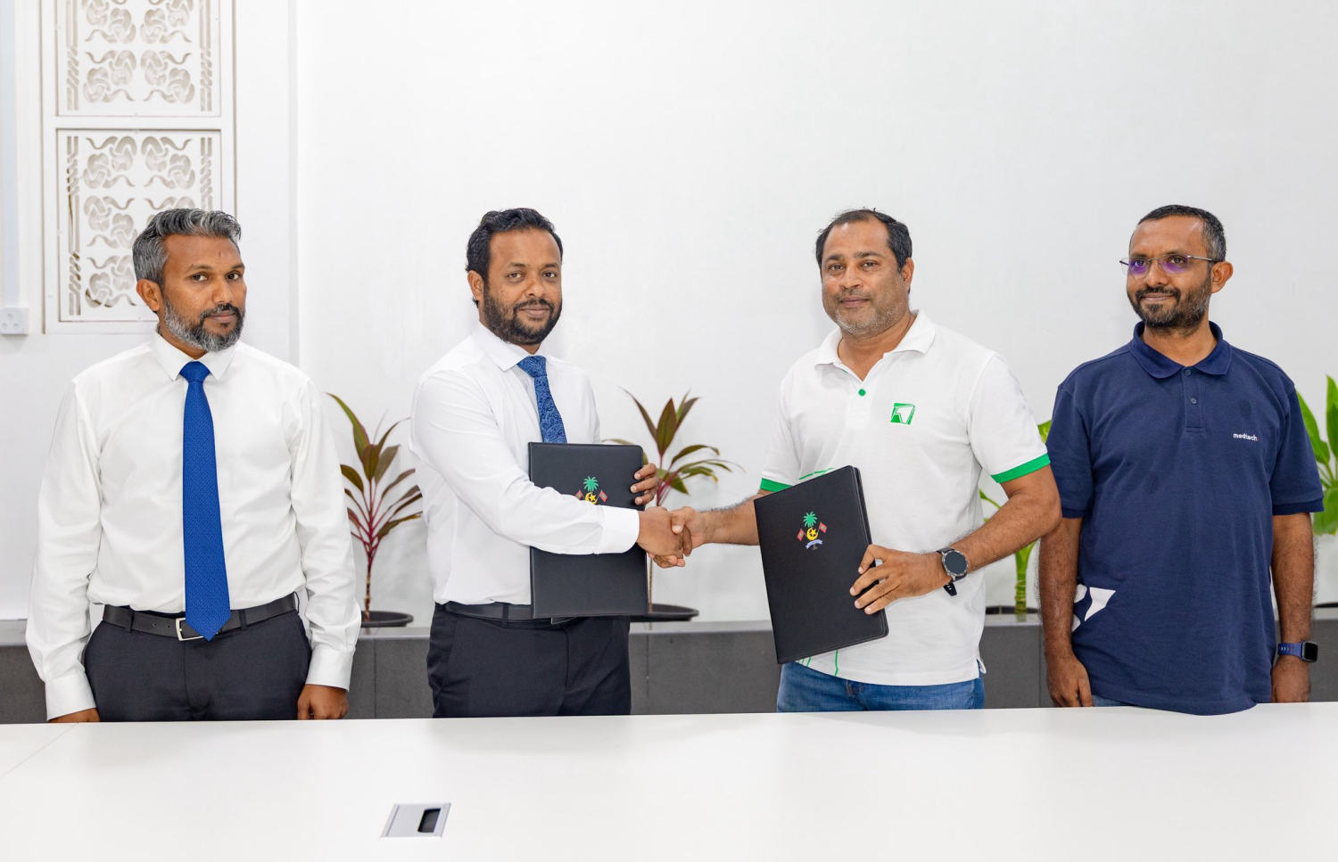 އެފޯޑަބަލް ހޯމް އޯނާޝިޕް ސްކީމަށް ހާއްސަކޮށްގެން، ޕަބްލިކް-ޕްރައިވެޓް ޕާޓްނާޝިޕް އުސޫލުން ހުޅުމާލޭގައި އަޅާ ހައުސިން ޔުނިޓު އެއްބަސްވުންތަކުގައި ދިވެހިން ހިއްސާވާ ފަސް ކުންފުންޏަކާއެކު ސޮއި ކުރުމަށް ބޭއްވި ރަސްމިއްޔާތު-- ފޮޓޯ: ހައުސިން މިނިސްޓްރީ