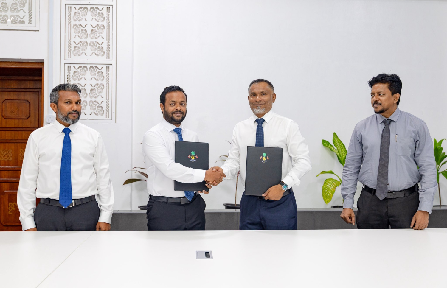 އެފޯޑަބަލް ހޯމް އޯނާޝިޕް ސްކީމަށް ހާއްސަކޮށްގެން، އަޅާ ހައުސިން ޔުނިޓްތަކުގެ އެއްބަސްވުންތަކުގައި ދިވެހިން ހިއްސާވާ ފަސް ކުންފުންޏަކާއެކު ސޮއި ކުރުމަށް ބޭއްވި ރަސްމިއްޔާތު-- ފޮޓޯ: ހައުސިން މިނިސްޓްރީ