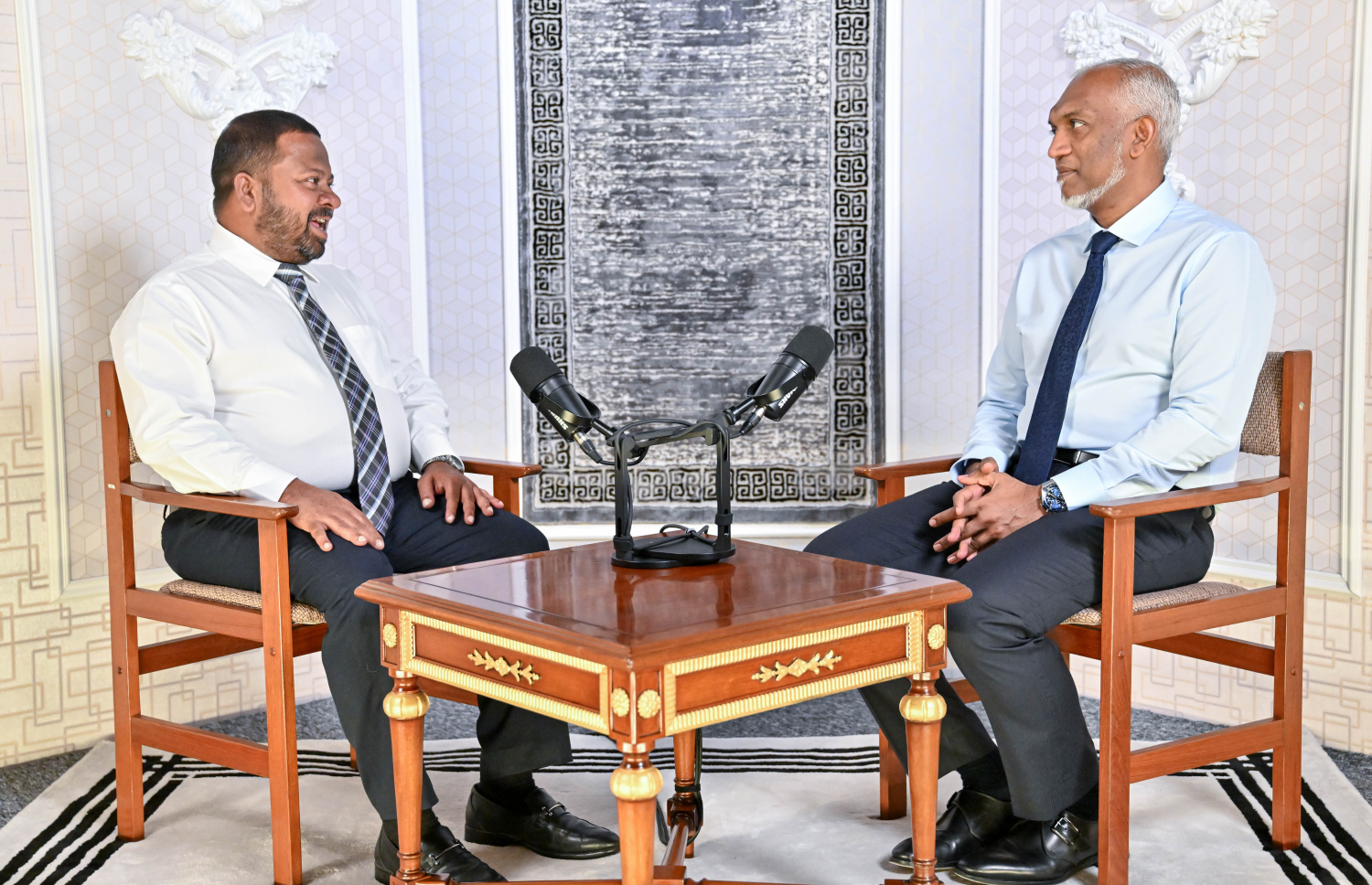 ޕޮޑްކާސްޓްގައި ރައީސް މުއިއްޒު އަދި ތަރުޖަމާނު މުހައްމަދު ހުސެއިން ޝަރީފް ބައިވެރިވެވަޑައިގަންނަވަނީ --- ފޮޓޯ/ރައީސް އޮފީސް