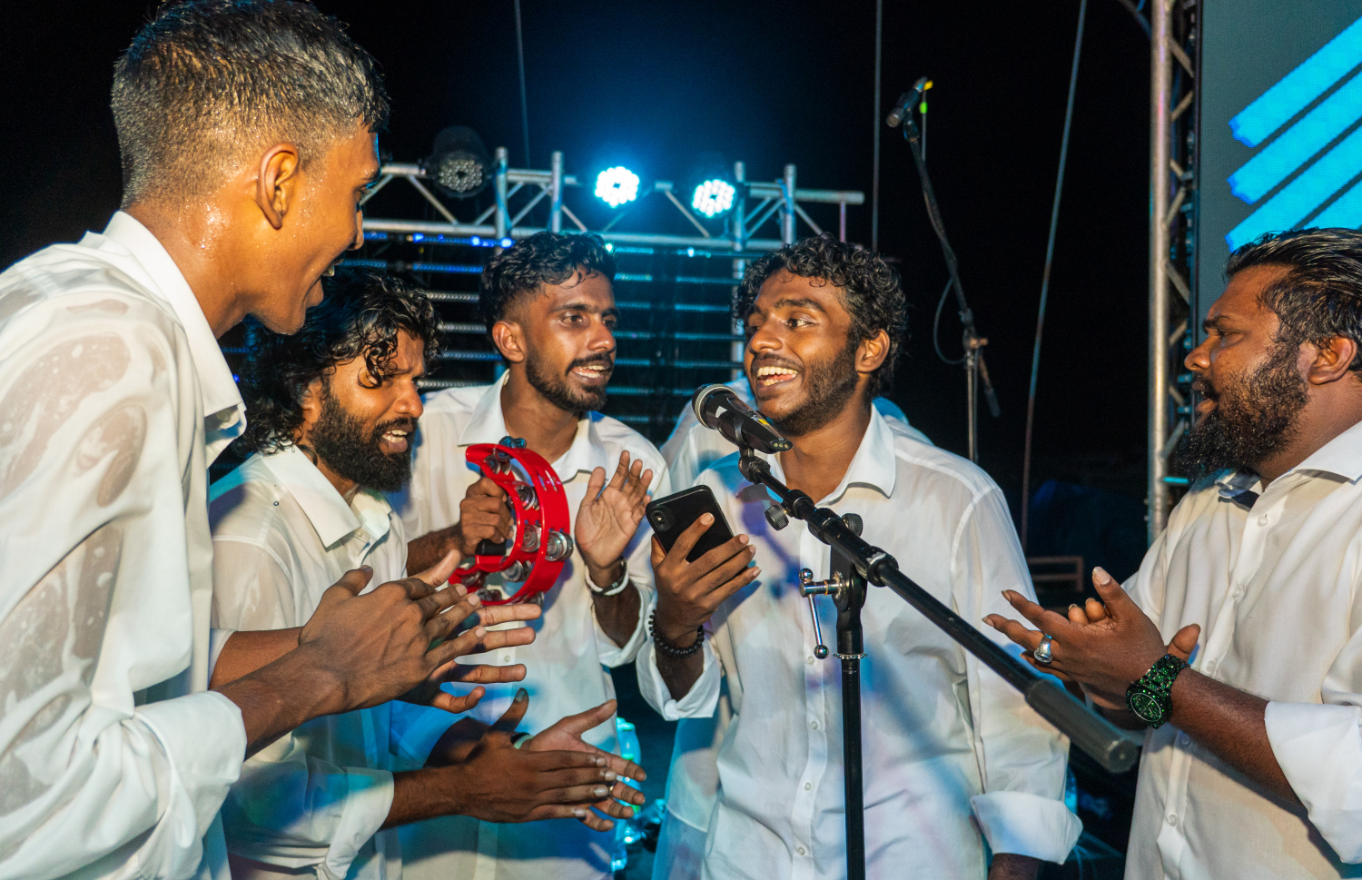 މަންނަ ބޮޑުބެރު ގްރޫޕްގެ ބައިވެރިން ބޮޑުބެރު އައިޓަމެއް ހުށަހަޅަނީ.-- ފޮޓޯ: މަންނަ ބޮޑުބެރު