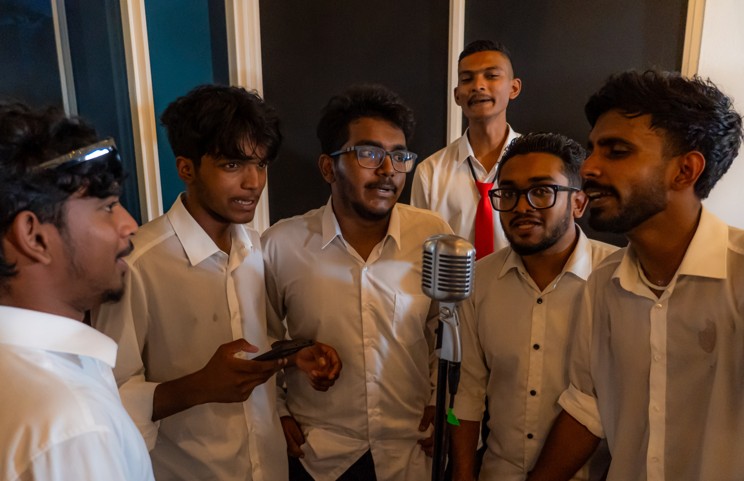 މަންނަ ބޮޑުބެރު ގްރޫޕްގެ ބައިވެރިން ބޮޑުބެރު އައިޓަމެއް ހުށަހަޅަނީ.-- ފޮޓޯ: މަންނަ ބޮޑުބެރު
