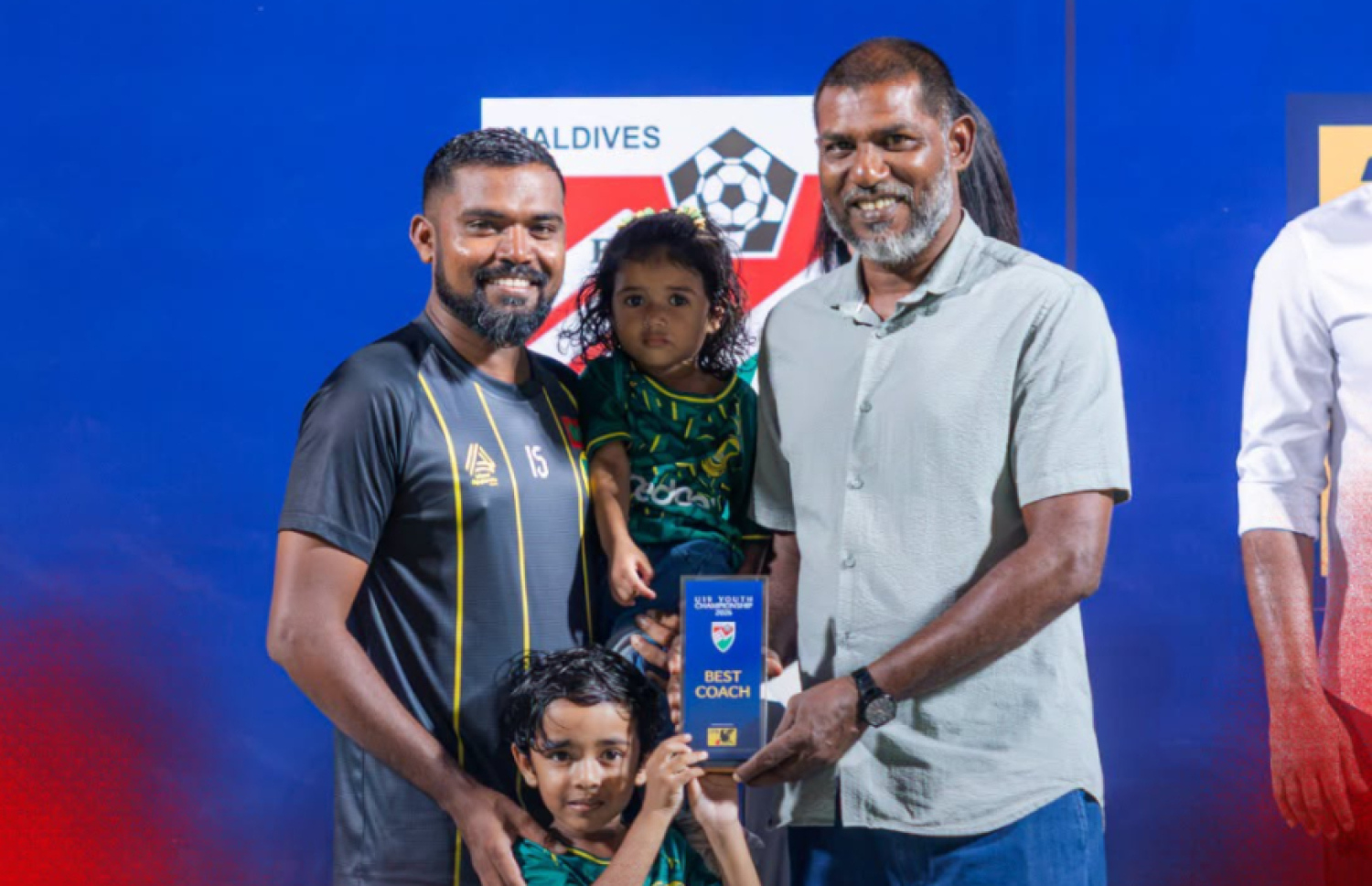 މުބާރާތުގެ އެންމެ މޮޅު ކޯޗަކަށް ހޮވުނު މާޒިޔާގެ އިބްރާހިމް ސައީދު (ކަކާ).-- ފޮޓޯ: އެފްއޭއެމް