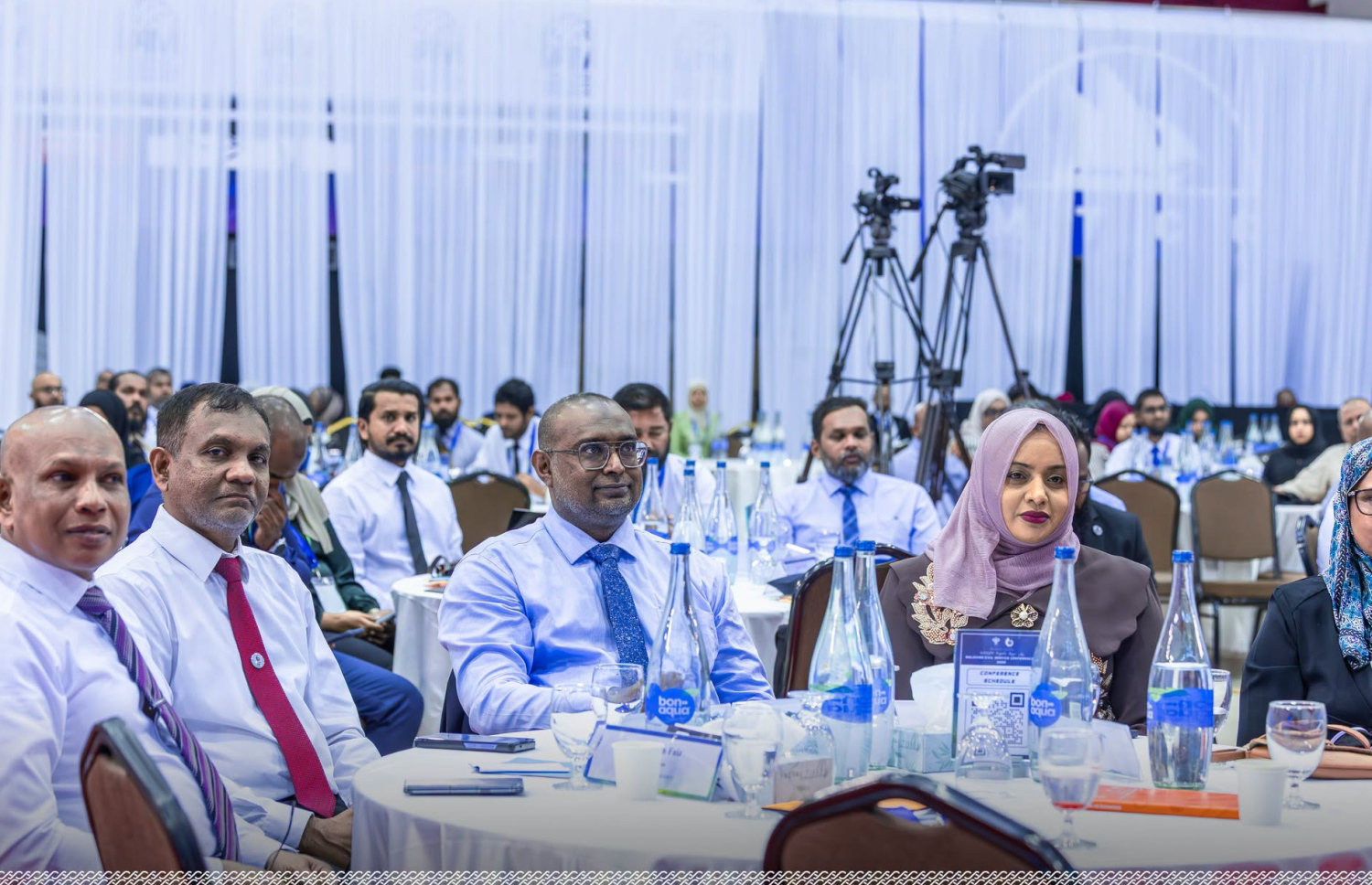 ސިވިލް ސާވިސް ކޮންފަރެންސްގައި ސިވިލް ސާވިސް ކޮންފަރެންސްގެ ތެރެއިން.-- ފޮޓޯ: ސީއެސްސީ
