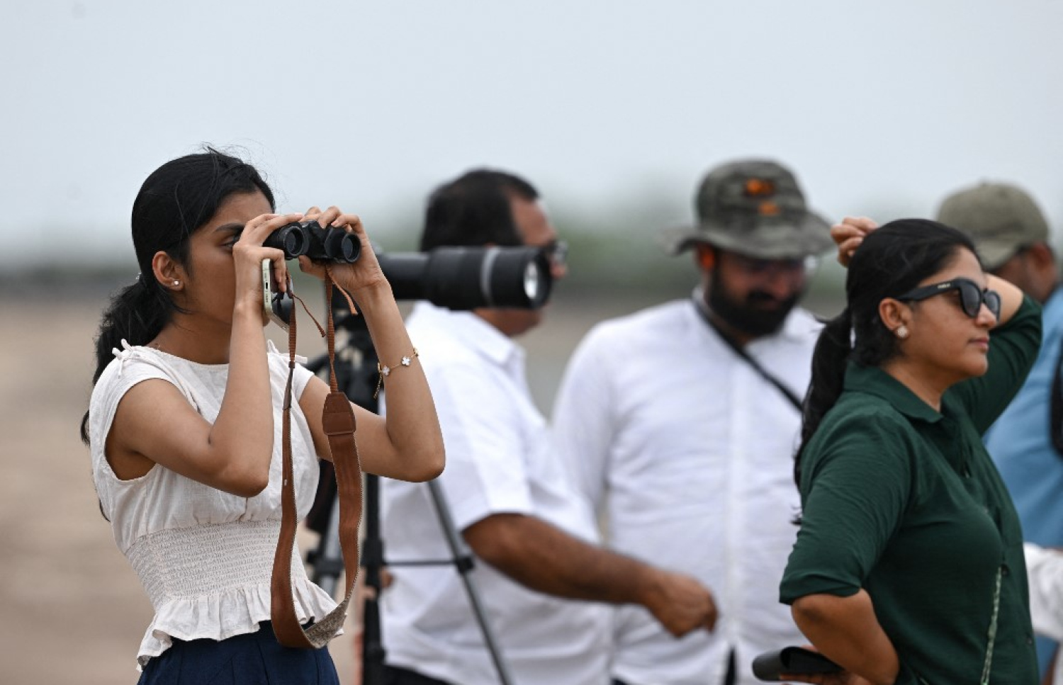 އިންޑިއާގެ އަމިއްލަ ކުންފުންޏަކުން މިއަދު ރޮކެޓް ޖައްވަށް ފޮނުވާލި ވަގުތު އާންމުން އެއްވެ އެ މަންޒަރު ބަލަނީ. -- ފޮޓޯ: އޭއެފްޕީ