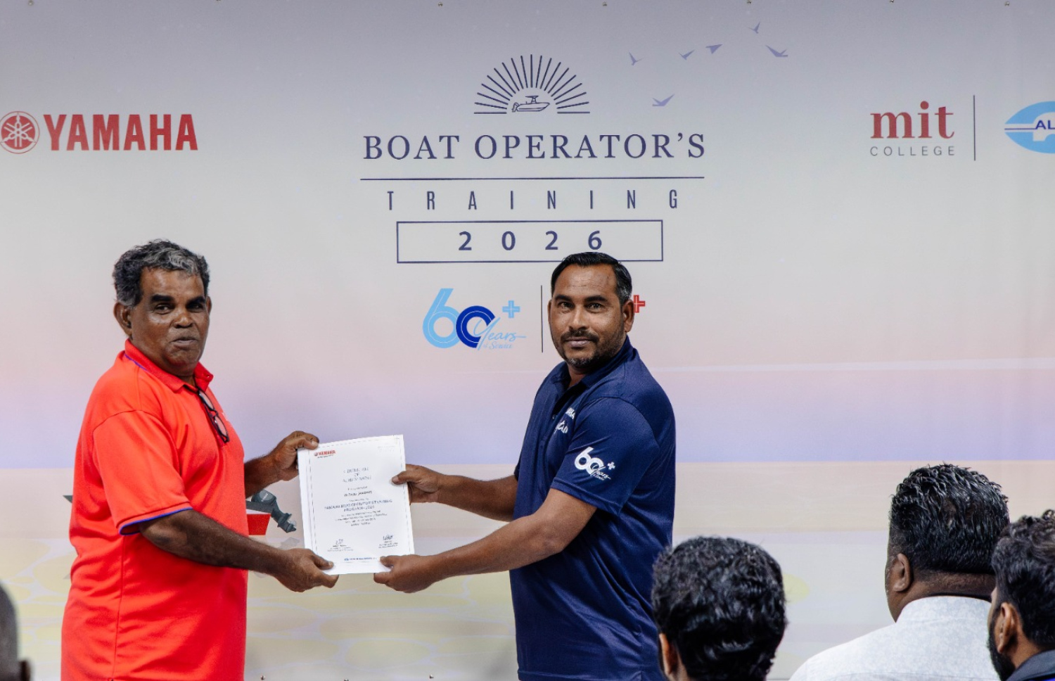 ބޯޓު އޮޕަރޭޓަރުންގެ ތަމްރީން ޕްރޮގުރާމުގެ ބައިވެރިއަކަށް ޕްރޮގުރާމު ފުރިހަމަކުރި ކަމުގެ ސެޓިފިކެޓު ދެނީ. -- ފޮޓޯ: އެލިއާ