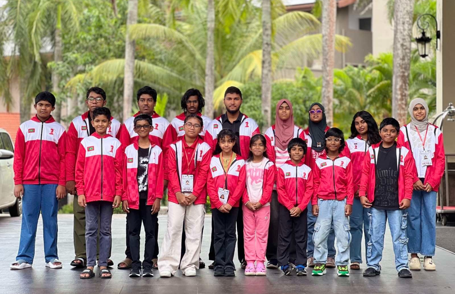 މި އަހަރުގެ ކޮމަންވެލްތު ޗެމްޕިޔަންޝިޕްގައި ވާދަކުރި ރާއްޖޭގެ ޖޫނިއާ ޗެސްޓީމުގެ ކުޅުންތެރިން ގްރޫޕް ފޮޓޯއެއްގައި.