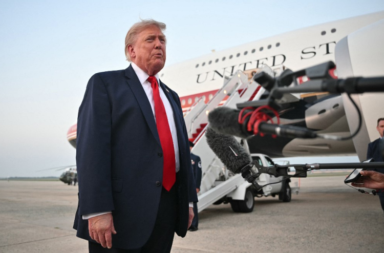 Qatar in dhi Air Force One ge salaamathee kanboduvunthah hallu kuran anbugaa fonuvaalanee