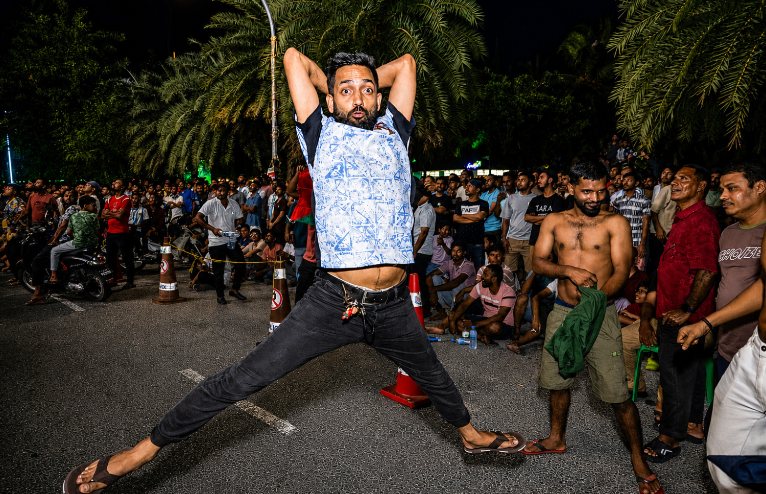 ބީޗު ސަރަހައްދަށް ފައިނަލް މެޗު ބަލަން އެއްވި ބަޔަކު ސްޕެއިން ގޯލް ޖެހުމުން އުފާފާޅުކުރަނީ.-- ފޮޓޯ: ނިޝާން އަލީ | މިހާރު