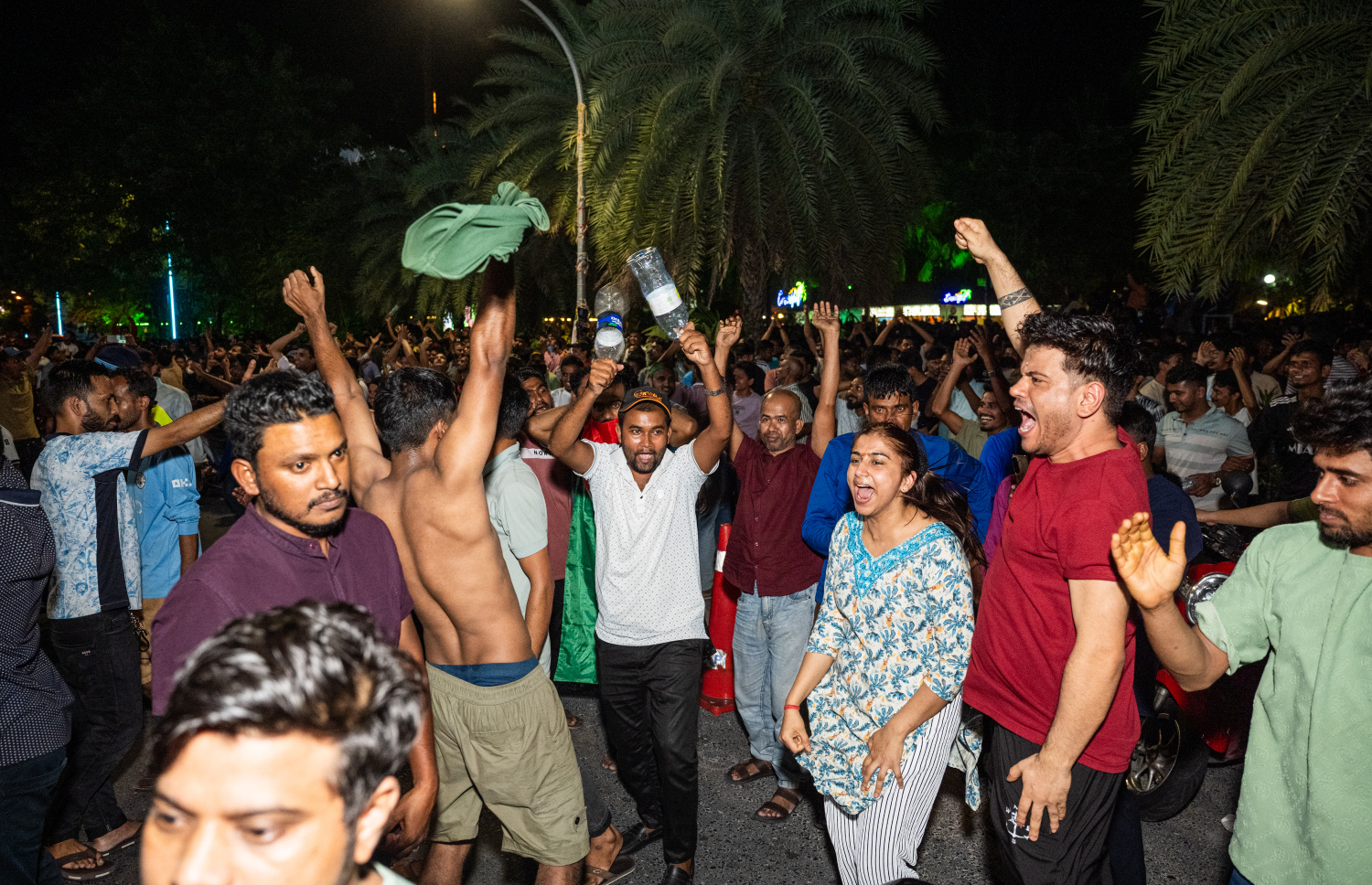 އާޓިފިޝަލް ބީޗު ސަރަހައްދަށް ފައިނަލް މެޗު ބަލަން އެއްވި ބަޔަކު ސްޕެއިން ގޯލް ޖެހުމުން އުފާފާޅުކުރަނީ.-- ފޮޓޯ: ނިޝާން އަލީ | މިހާރު