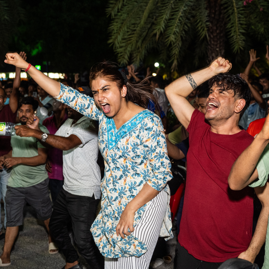 ބީޗު ސަރަހައްދަށް ފައިނަލް މެޗު ބަލަން އެއްވި ބަޔަކު ސްޕެއިން ގޯލް ޖެހުމުން އުފާފާޅުކުރަނީ.-- ފޮޓޯ: ނިޝާން އަލީ | މިހާރު