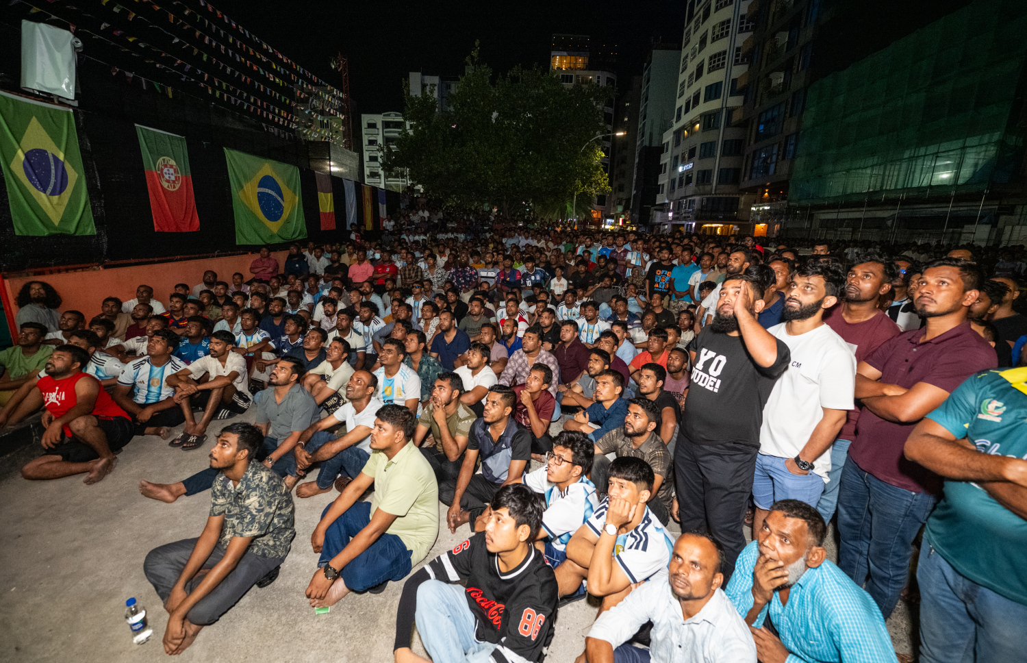 އާޖެންޓީނާ އާއި ސްޕެއިން ބައްދަލުކުރި ފައިނަލް މެޗު ބޮޑު ސްކްރީނުގައި ބަލަން ގިނަބަޔަކު އާޓިފިޝަލް ބީޗް ސަރަހައްދަށް ޖަމާވެފައި -- ފޮޓޯ: ނިޝާން އަލީ | މިހާރު