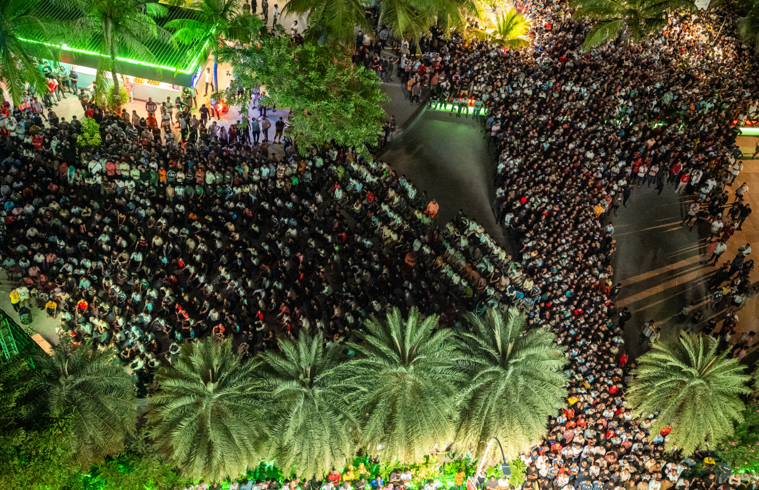 އާޖެންޓީނާ އާއި ސްޕެއިން ބައްދަލުކުރި ފައިނަލް މެޗު ބޮޑު ސްކްރީނުގައި ބަލަން ގިނަބަޔަކު އާޓިފިޝަލް ބީޗް ސަރަހައްދަށް ޖަމާވެފައި -- ފޮޓޯ: ނިޝާން އަލީ | މިހާރު