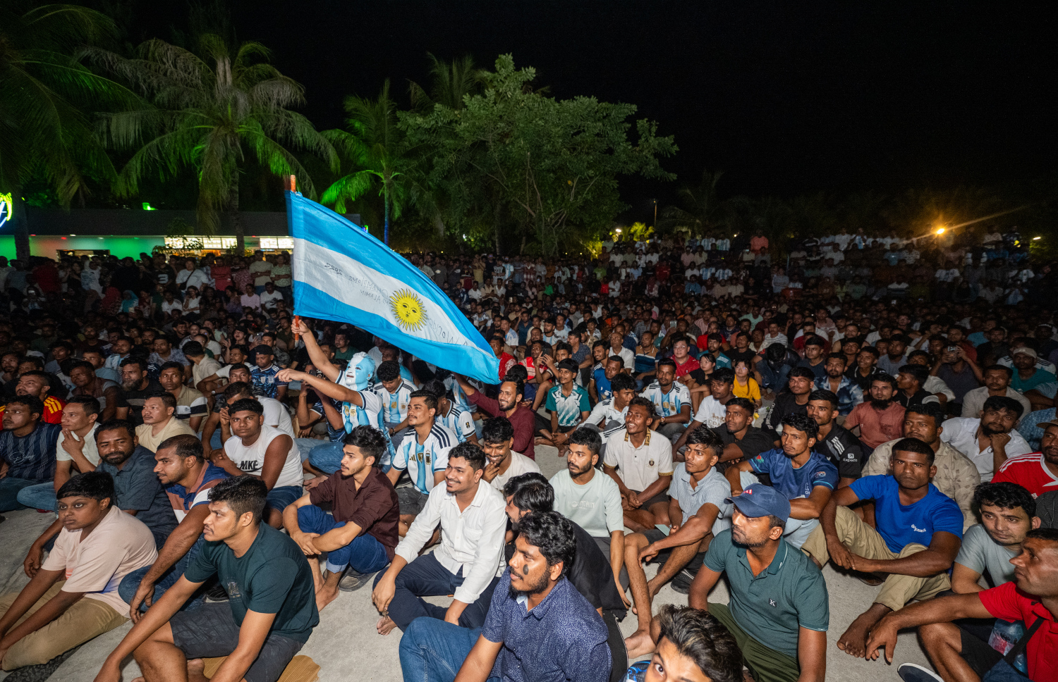 އާޖެންޓީނާ އާއި ސްޕެއިން ބައްދަލުކުރި ފައިނަލް މެޗު ބޮޑު ސްކްރީނުގައި ބަލަން ގިނަބަޔަކު އާޓިފިޝަލް ބީޗް ސަރަހައްދަށް ޖަމާވެފައި -- ފޮޓޯ: ނިޝާން އަލީ | މިހާރު