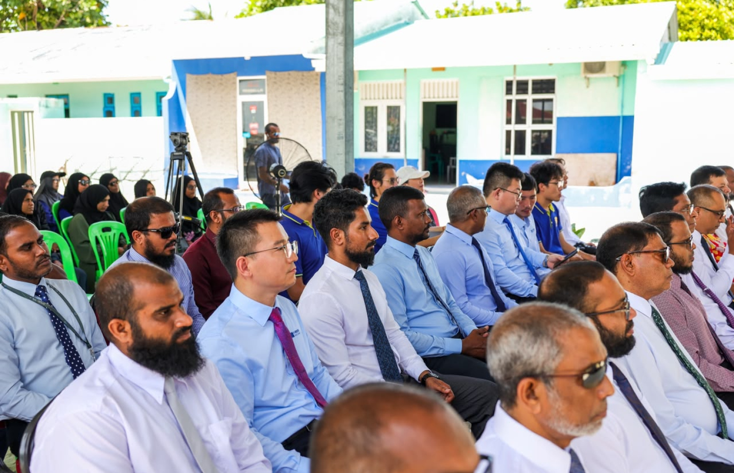 ރ. އާއި ބ. އަތޮޅުގެ 25 ރަށެއްގައި ސޯލާ ހައިބްރިޑް ނިޒާމުތައް އިފްތިތާހުކުރުމަށް ރ. ކިނޮޅަހުގައި ބޭއްވި ރަސްމިއްޔާތު.-- ފޮޓޯ: ތިމާވެއްޓާ ބެހޭ މިނިސްޓްރީ